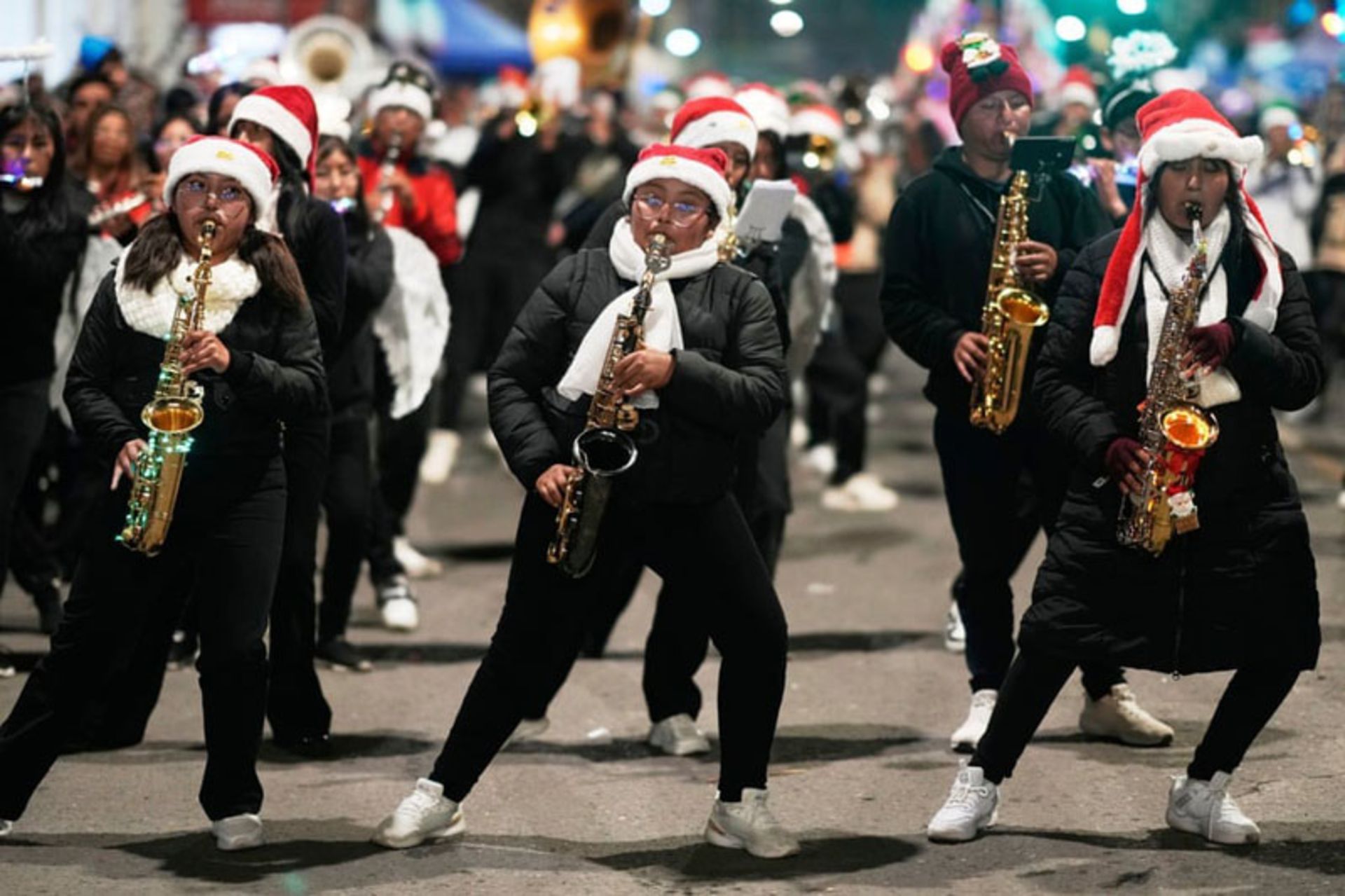 اجرای نوازندگان در رژه سالانه کریسمس در لاپاز، بولیوی