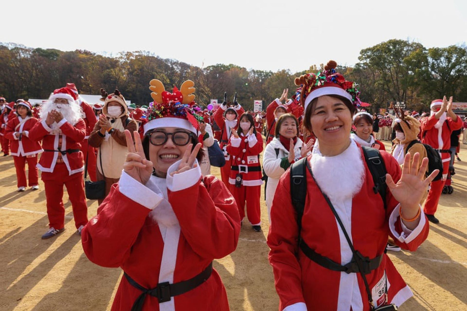 تجمع هزاران نفر با لباس بابا نوئل در پیاده‌روی خیریه در اوساکا
