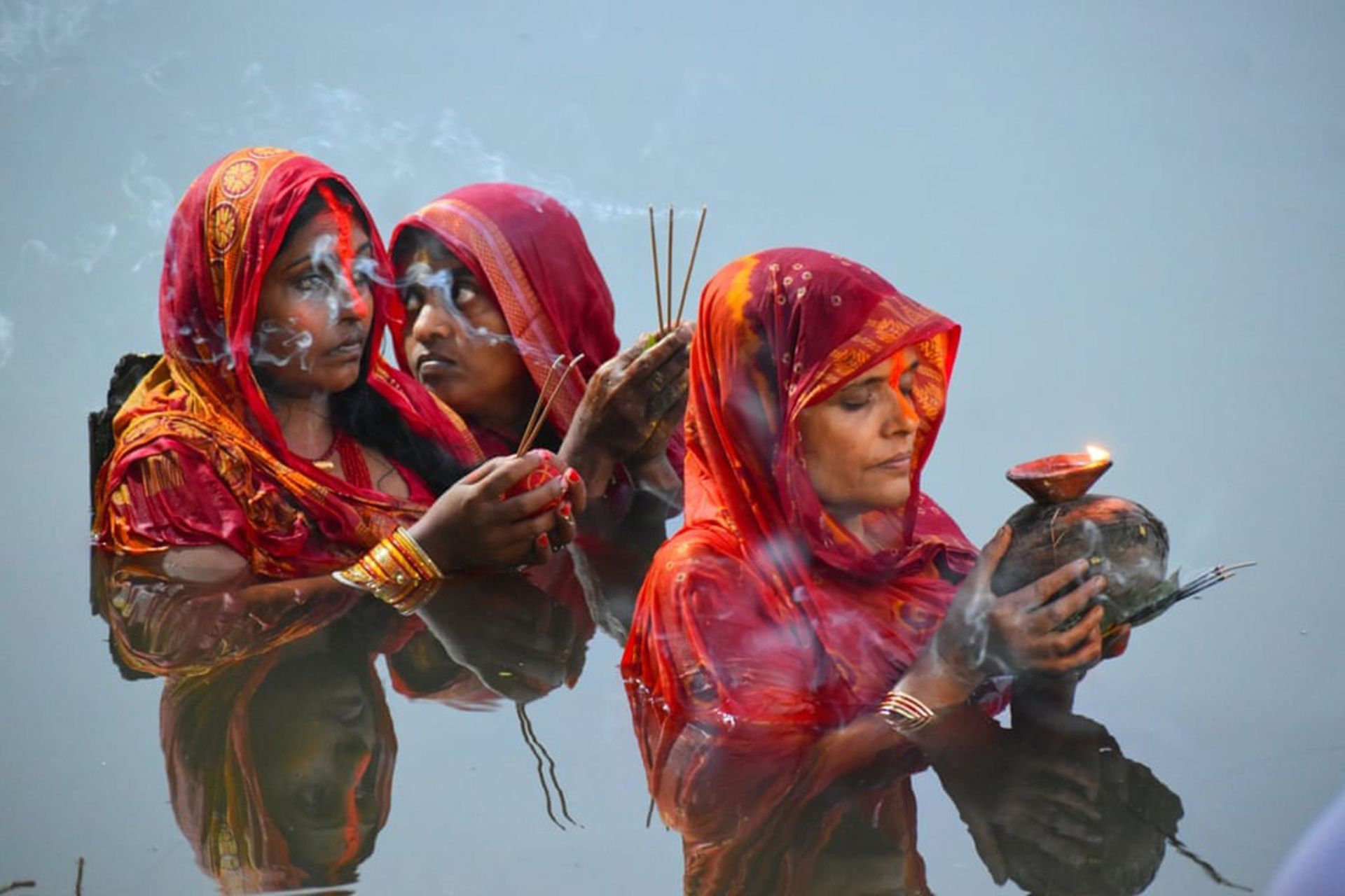 زنان هندو در جشنواره مذهبی چهات پوجا (پرستش خدای خورشید) کنار آبگیر