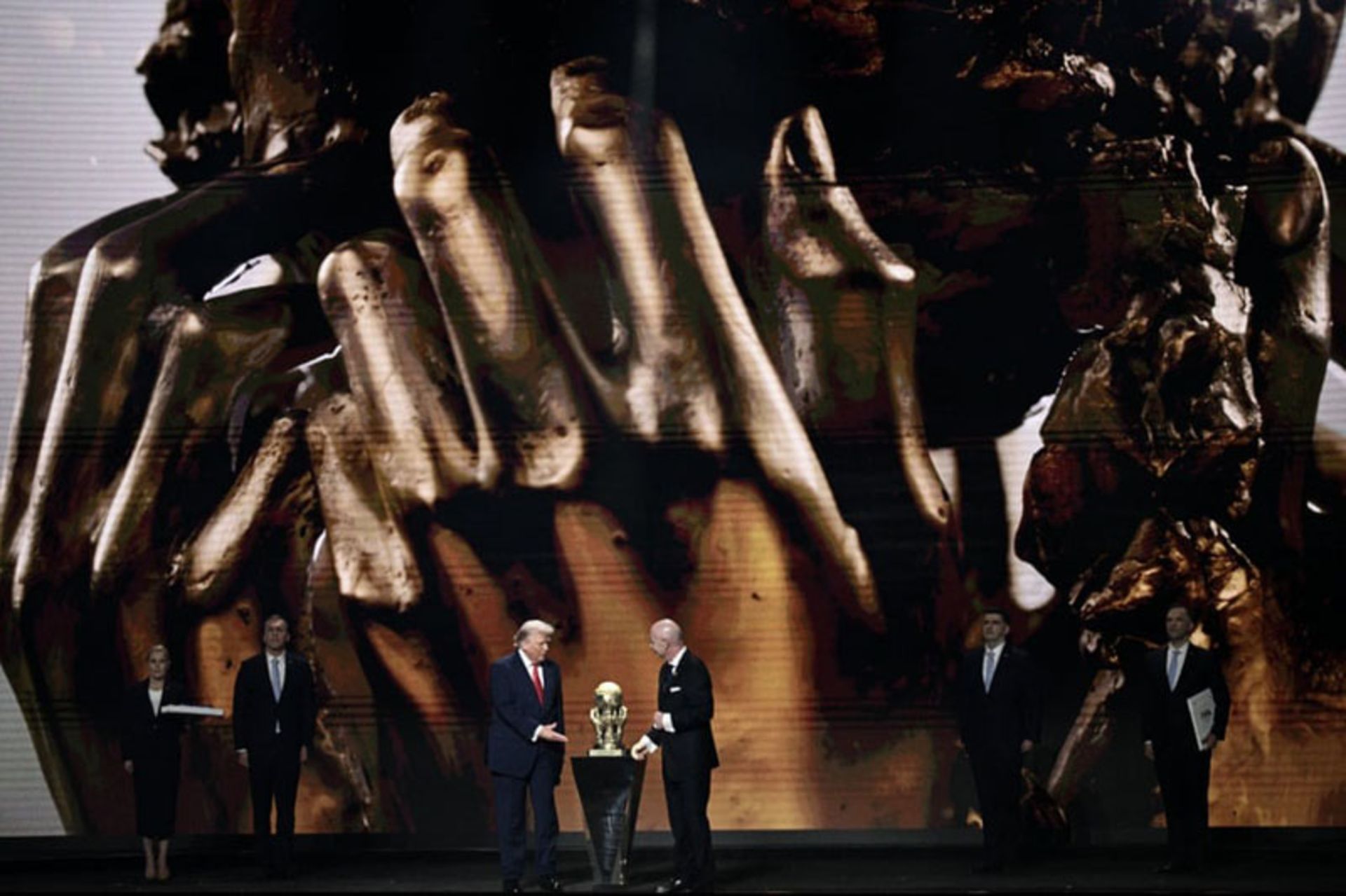 دونالد ترامپ و اینفانتینو، رئیس فیفا در مراسم قرعه‌کشی جام جهانی