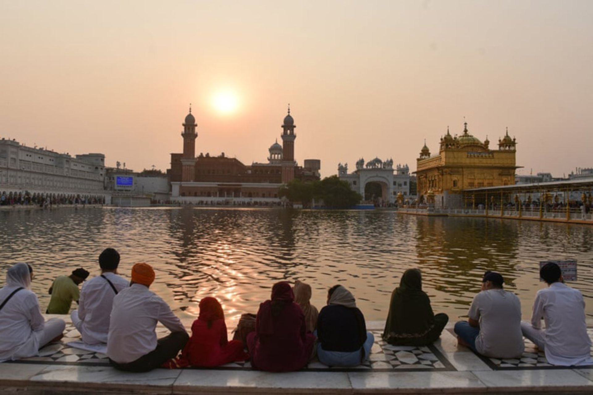 فداییان سیک در حال نیایش در معبد طلایی آمریتسار هند