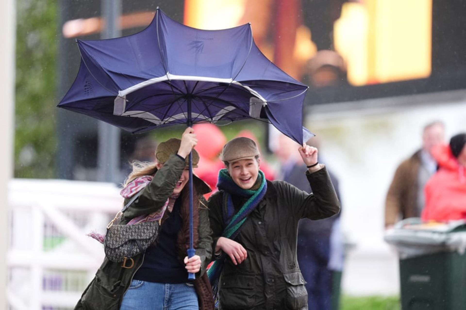 مواجهه با باد شدید طوفان کلودیا در بریتانیا