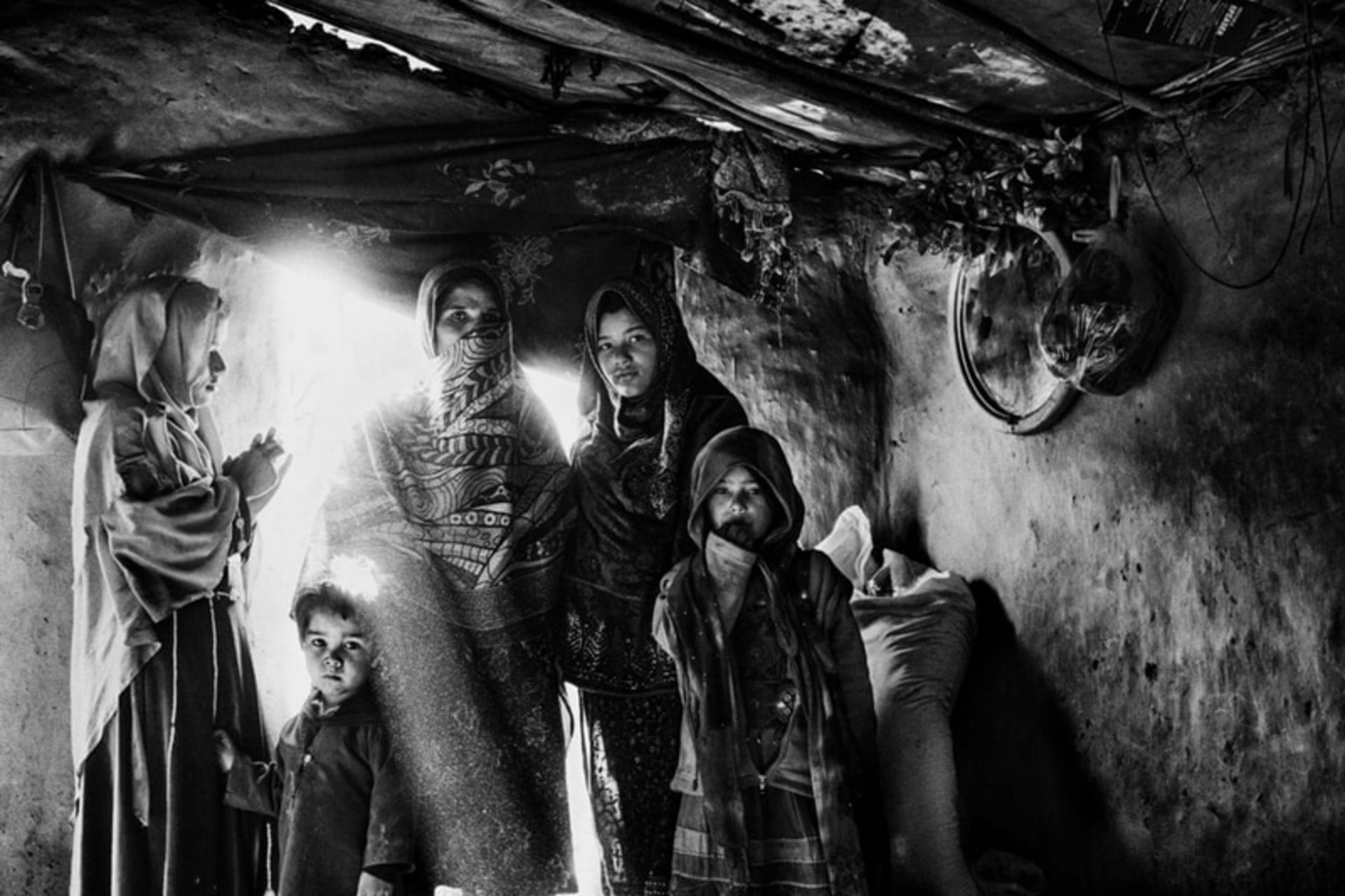 خانواده افغان در خانه گلی محقر