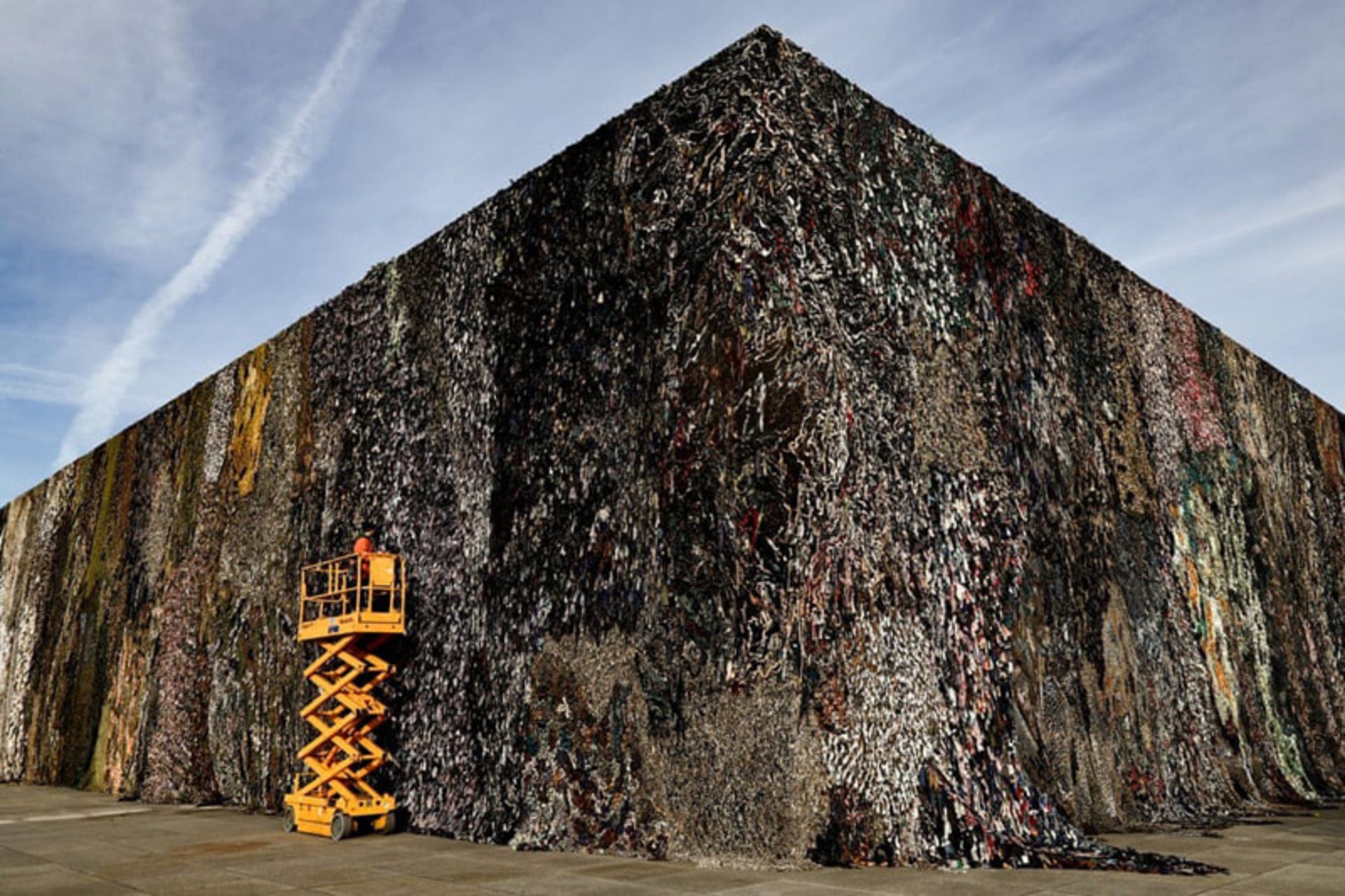 نصب تورهای استتار بر روی نمای گالری ملی نوی در آلمان به عنوان بخشی از یک چیدمان هنری