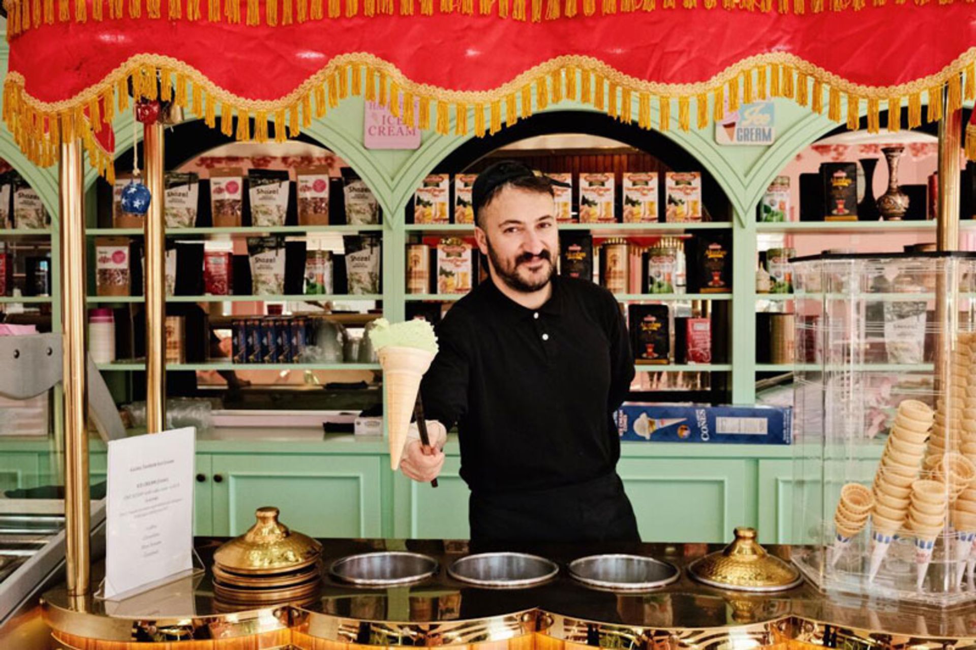 فروشنده ترکیه‌ای در حال سرو بستنی سنتی دوندورما 