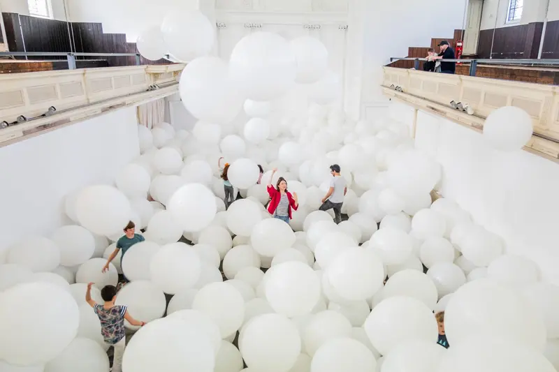 چیدمان هنری «نصف هوا در یک فضا» اثر مارتین کرید (Martin Creed) در لندن
