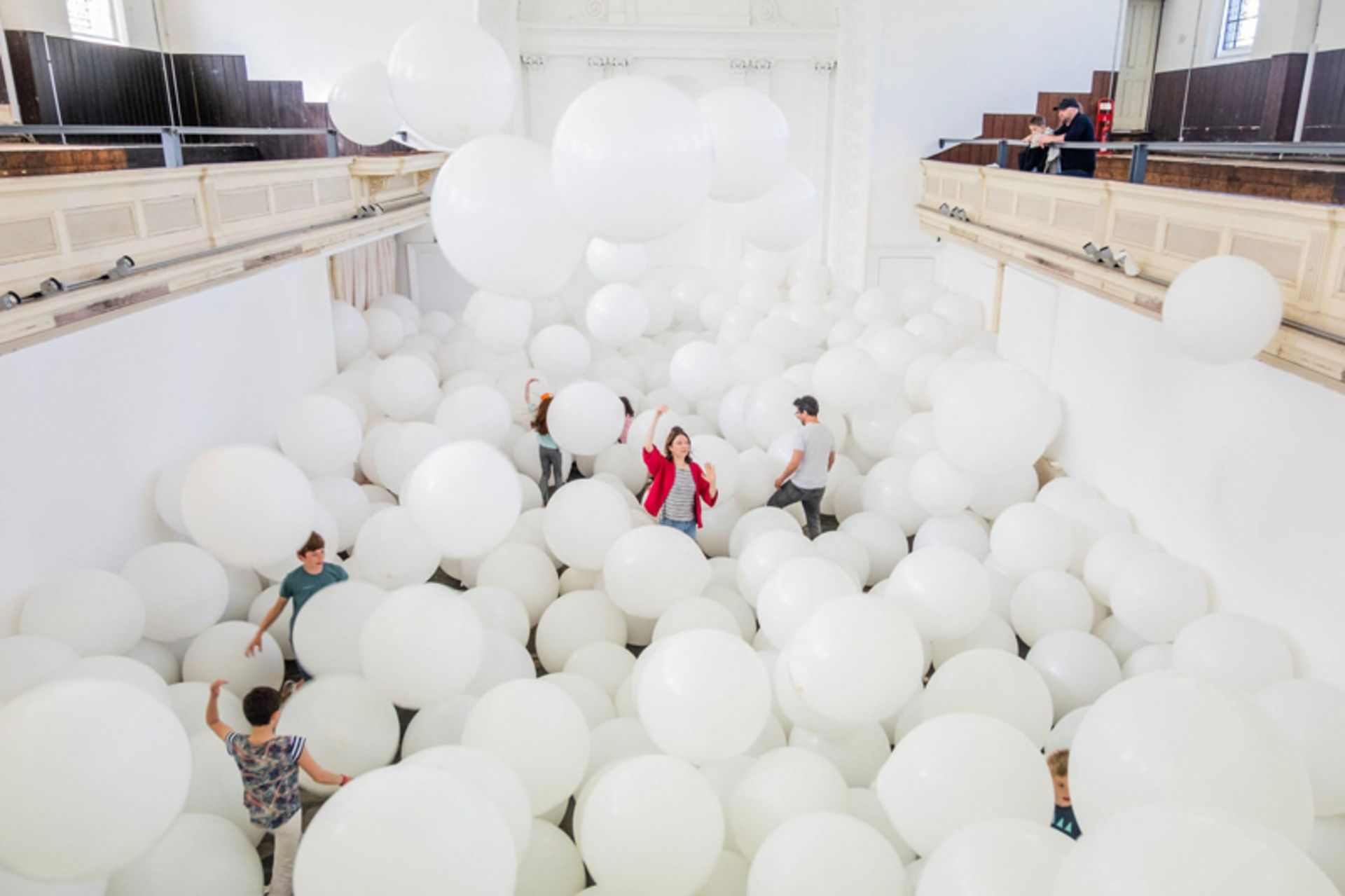 چیدمان هنری «نصف هوا در یک فضا» اثر مارتین کرید (Martin Creed) در لندن