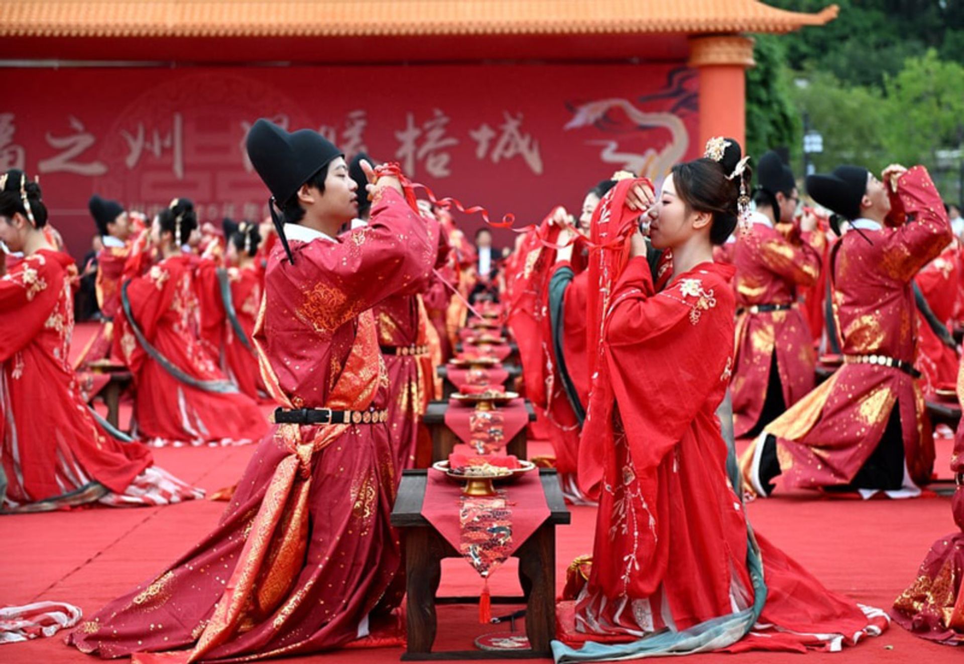 زوج‌هایی با لباس‌های سبک تانگ در یک عروسی گروهی در چین