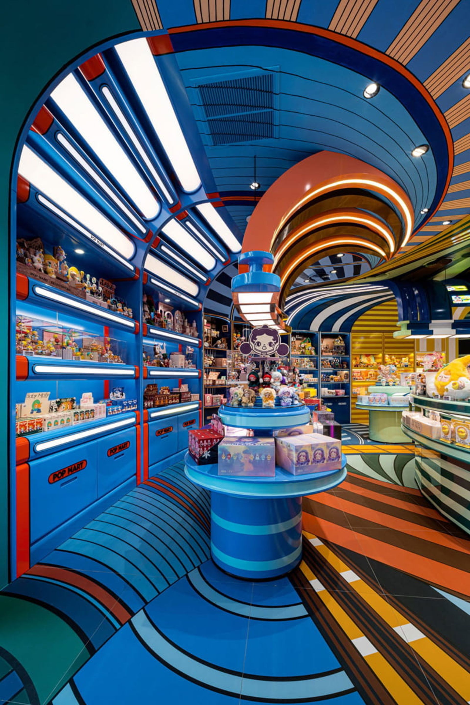 قفسه های آبی و دیوارهای مواج فروشگاه پاپ مارت