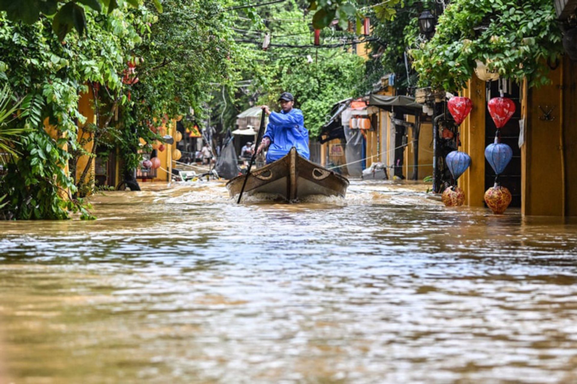 قایق‌سواری در خیابان‌های سیل‌زده پس از باران‌های سنگین در ویتنام