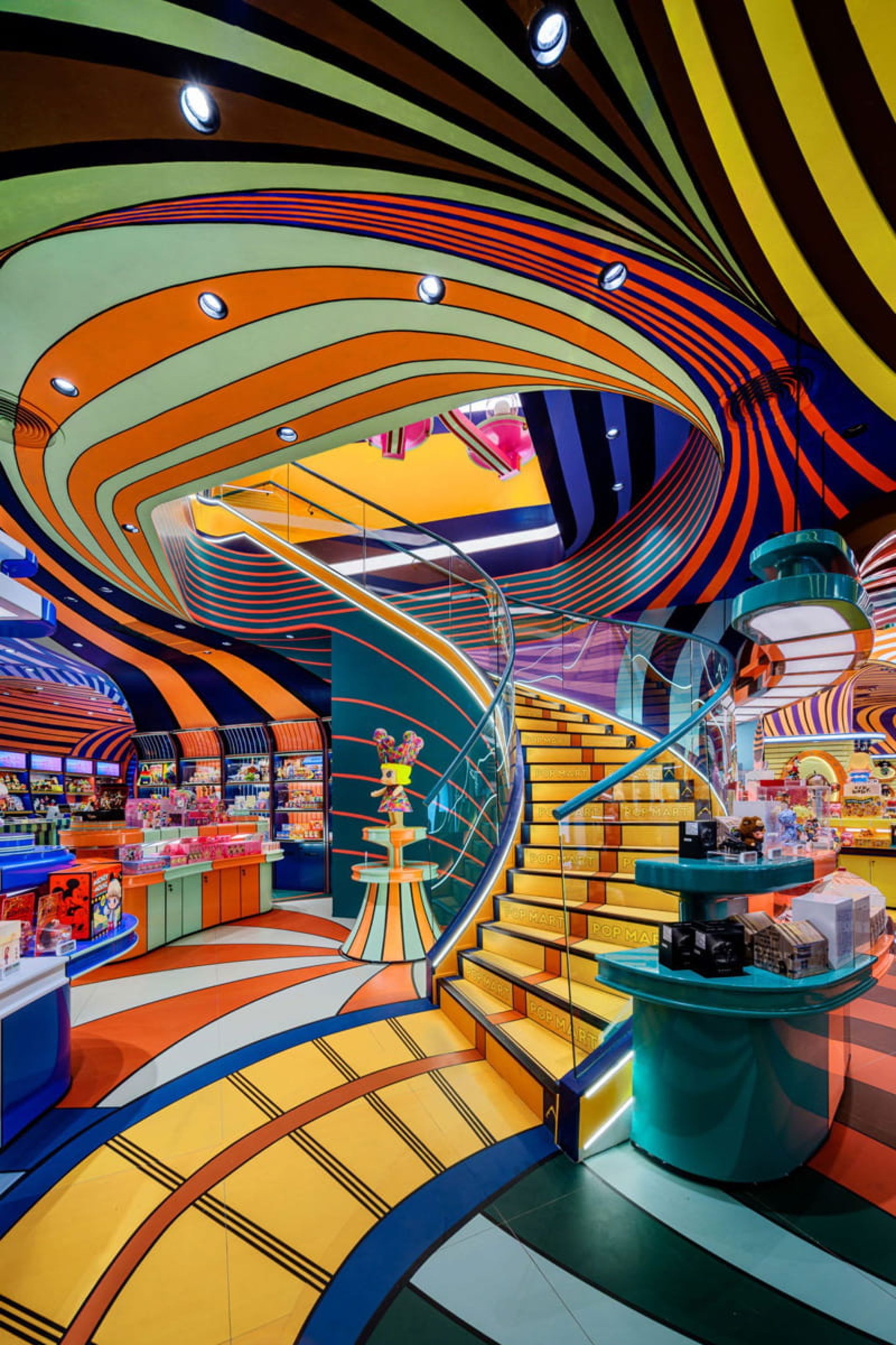 پله ها و سقف و دیوار مواج در فروشگاه اسباب بازی