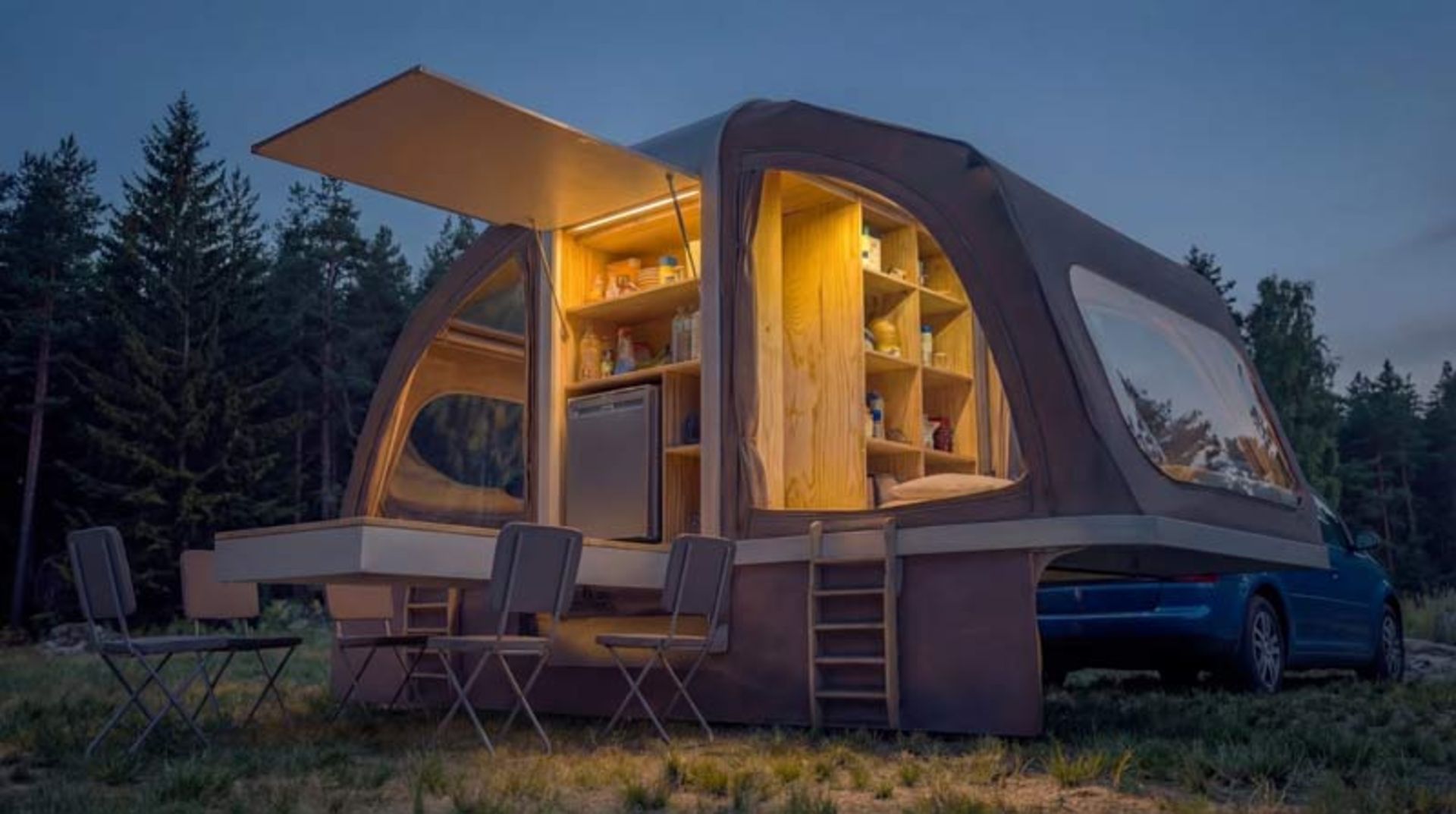 نمای شبانه از وینگ‌کیوب با نورپردازی داخلی گرم و میز ناهارخوری آماده