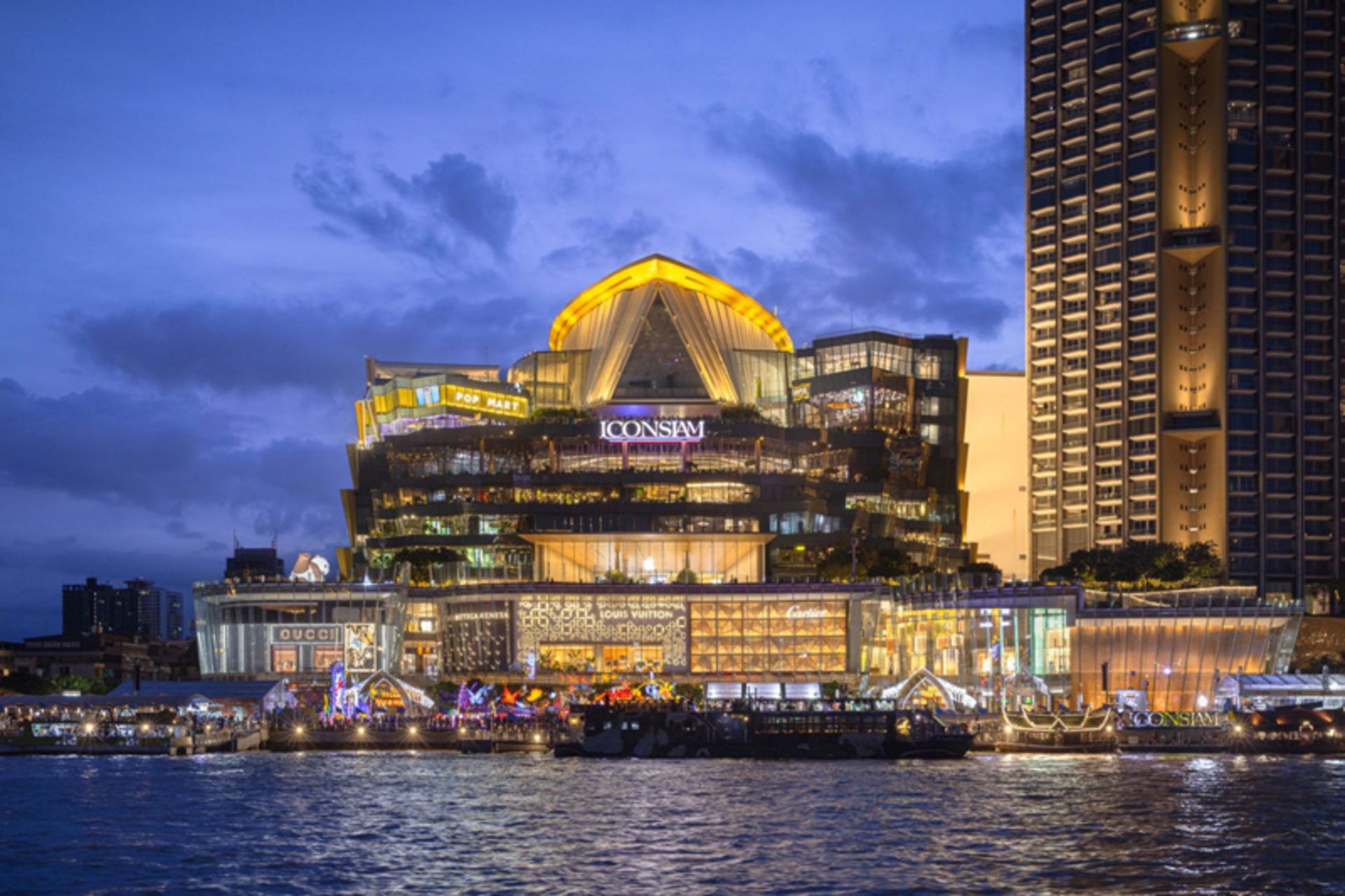 ساختمان اسباب فروشی پاپ مارت تایلند در شب