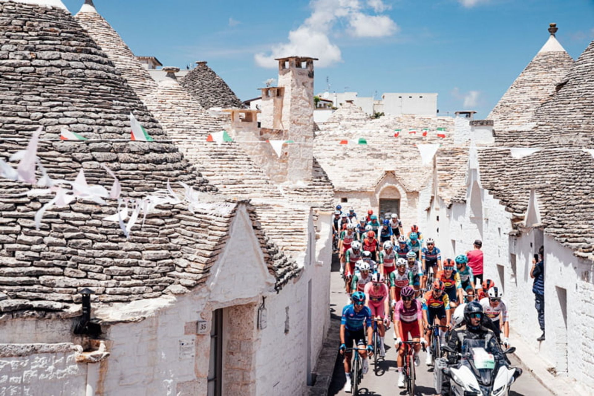 رقابت دوچرخه‌ سواران در مسابقه جیرو دی ایتالیا (Giro d’Italia) در شهر آلبروبلو