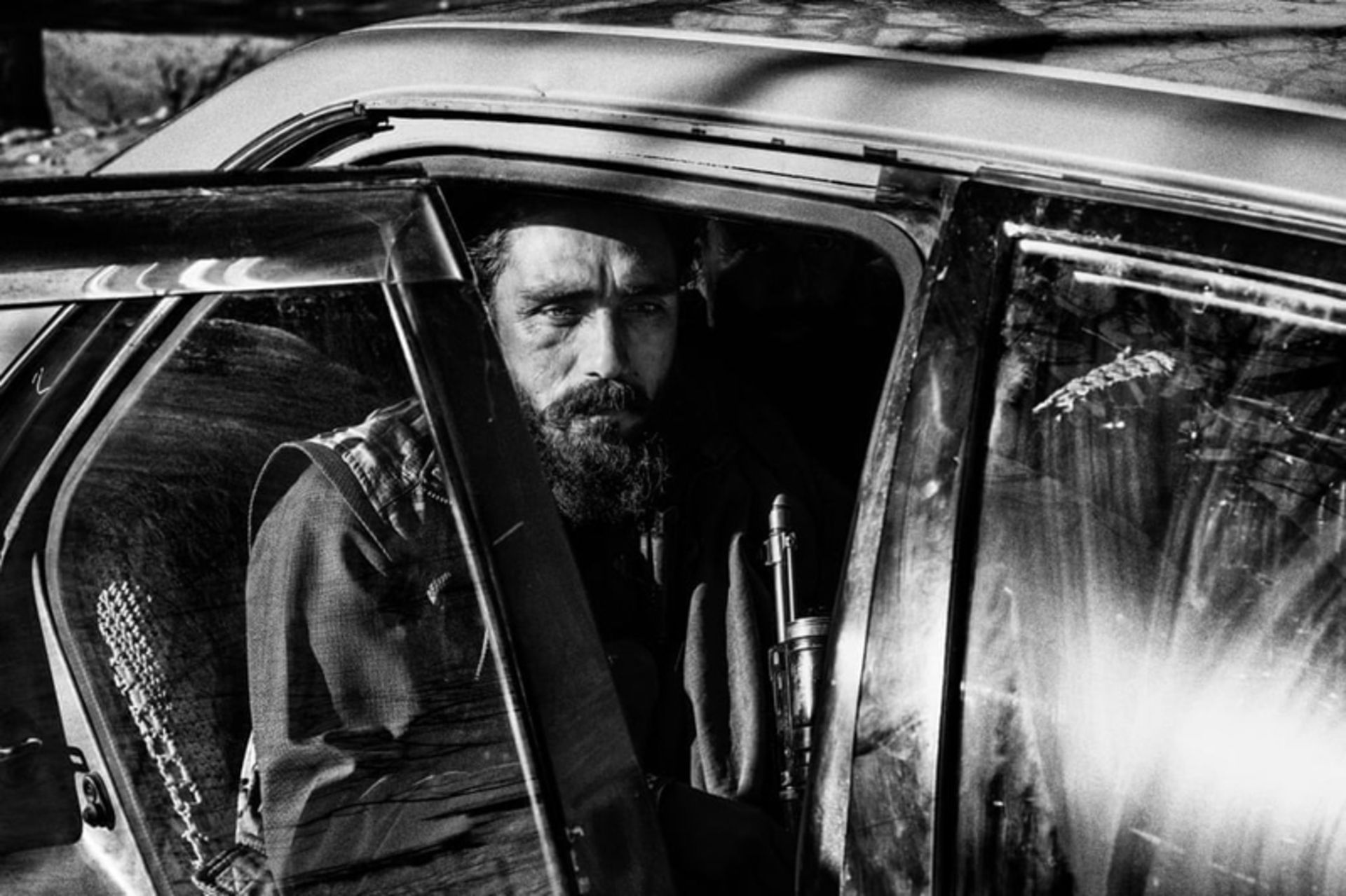 مرد مسلح افغان در خودرو