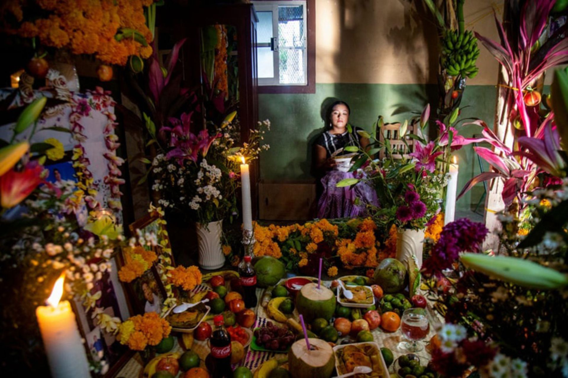 زن بومی مکزیکی در حال تهیه قربانی برای عزیزان از دست رفته در جشن شاندو (روز مردگان)