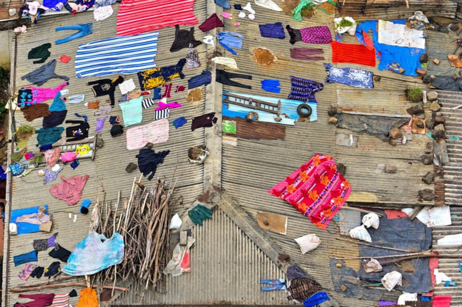 خشک کردن وسایل روی پشت بام پس از سیل شدید در سریلانکا