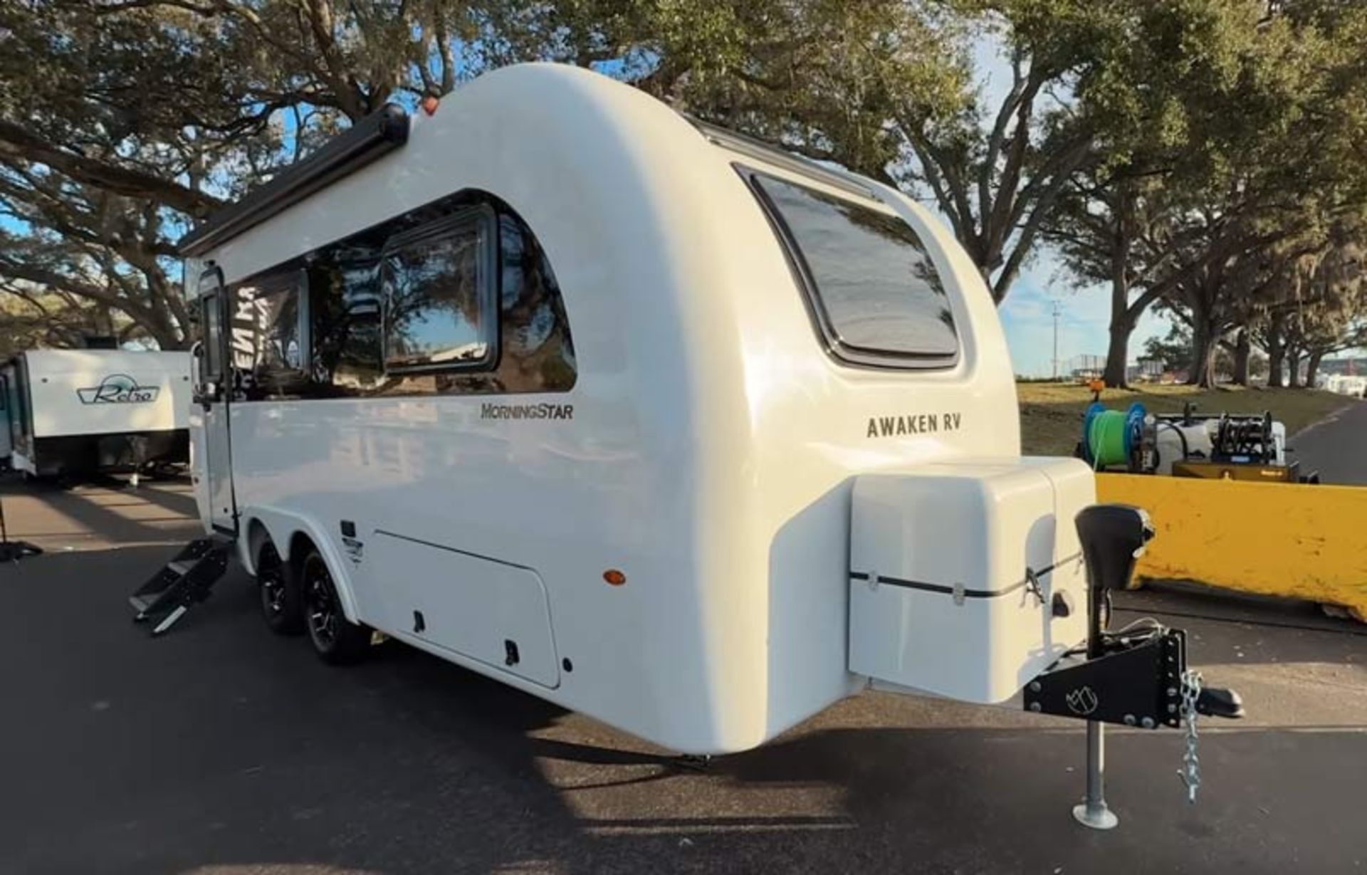 نمای سه رخ از کاروان مسافرتی مورنینگ‌استار