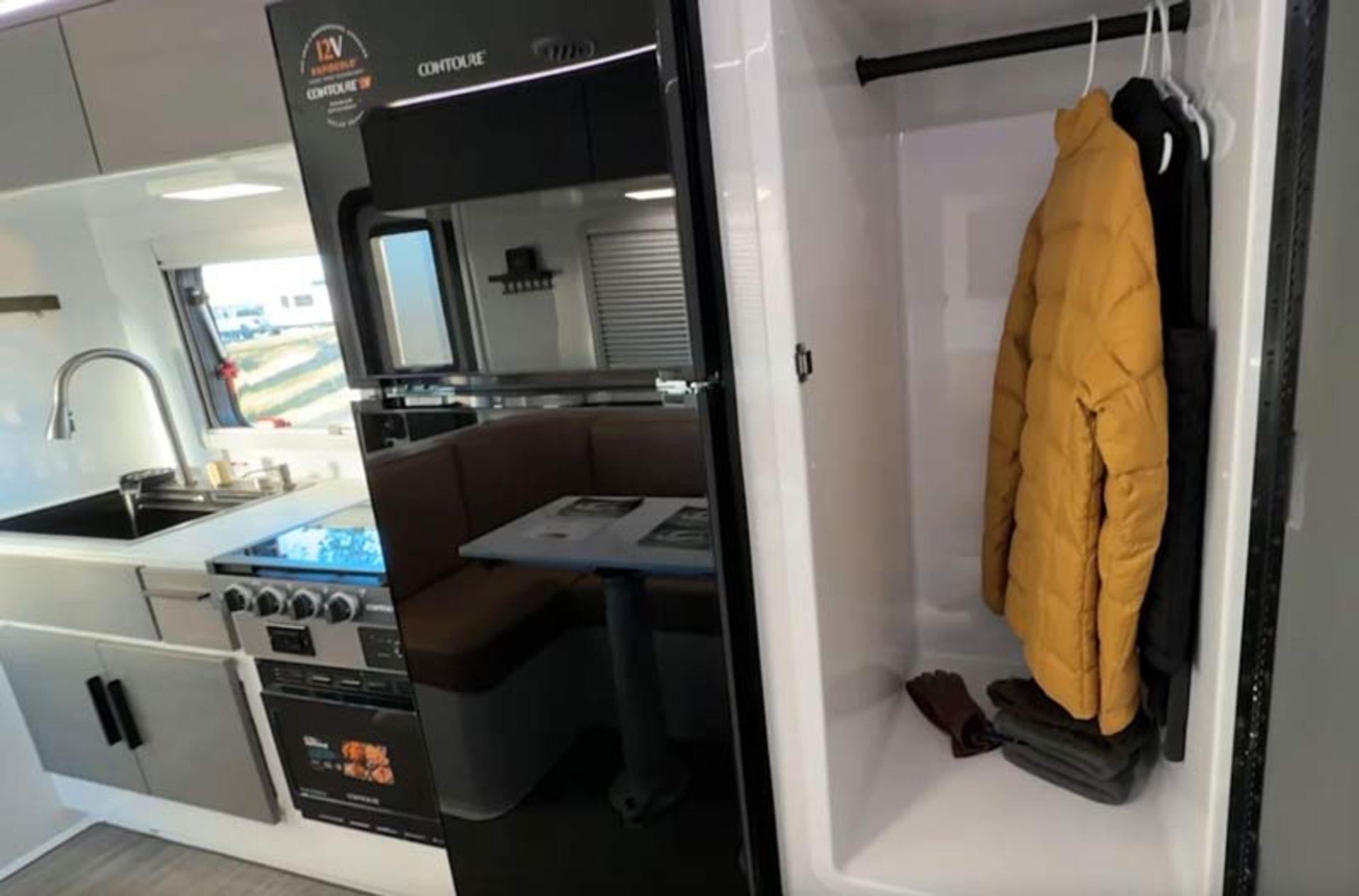 نمایی از کمد لباس و فضای ذخیره‌سازی هوشمند در داخل اتاقک مسافرتی