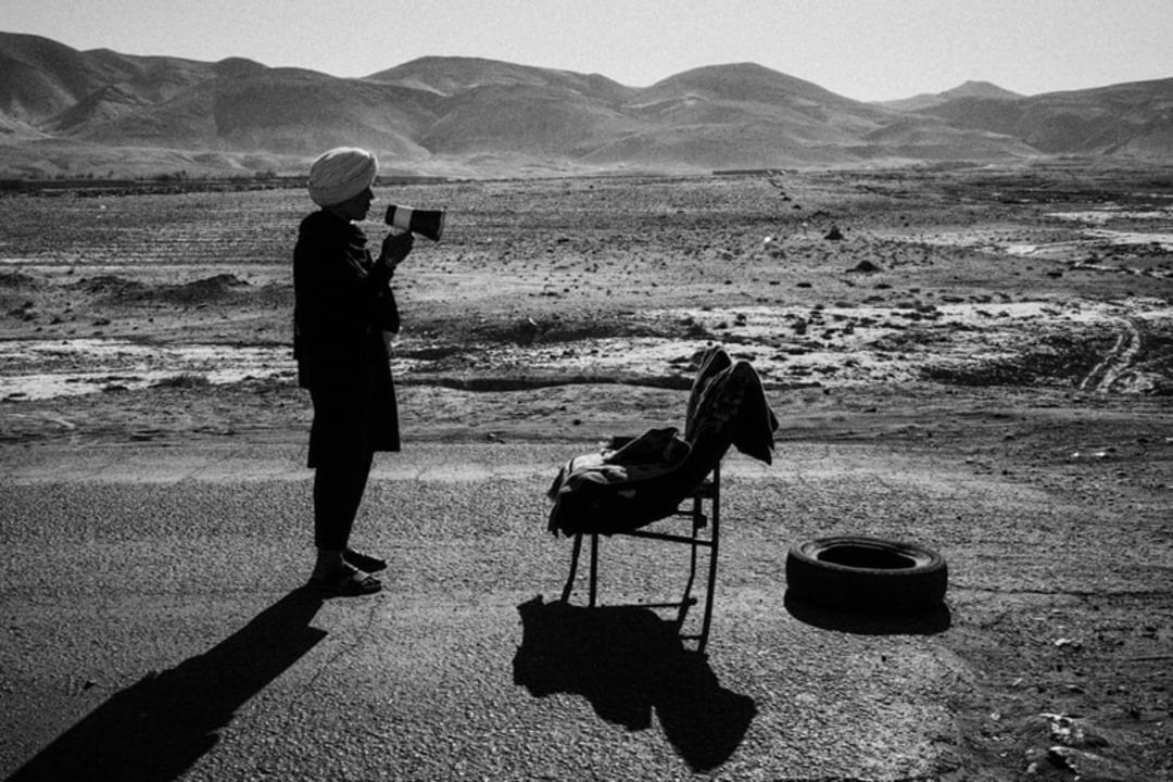 نوجوان افغان با بلندگویی در دست
