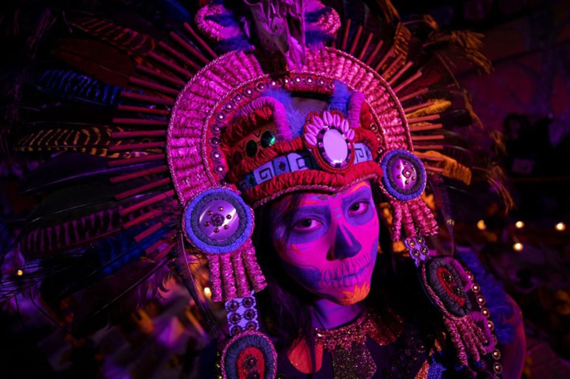 زنی با لباس و آرایش کاترینا در جشنواره ارواح مکزیک