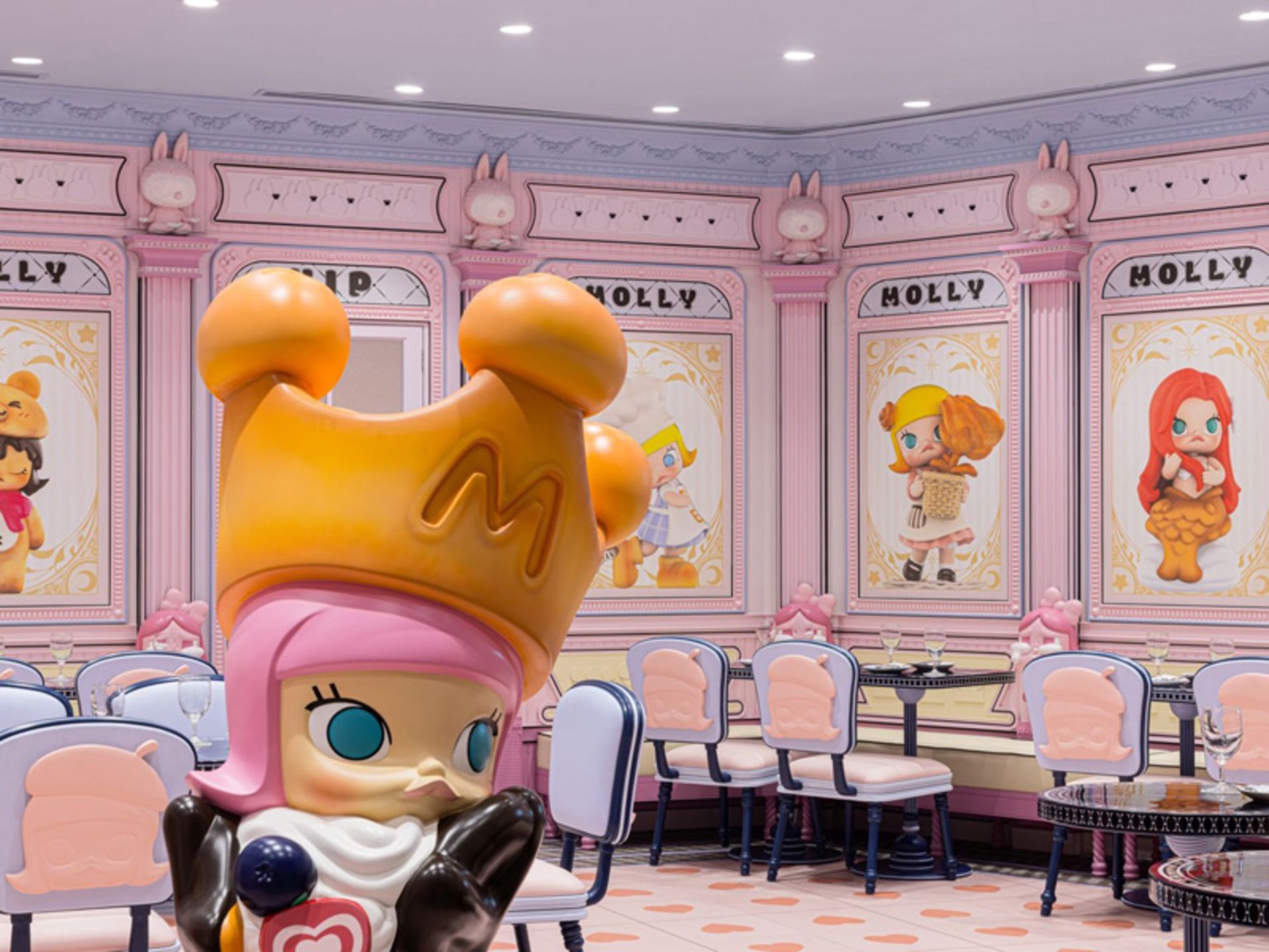 عروسک فیگوراتیو در رستوران اساباب بازی فروشی