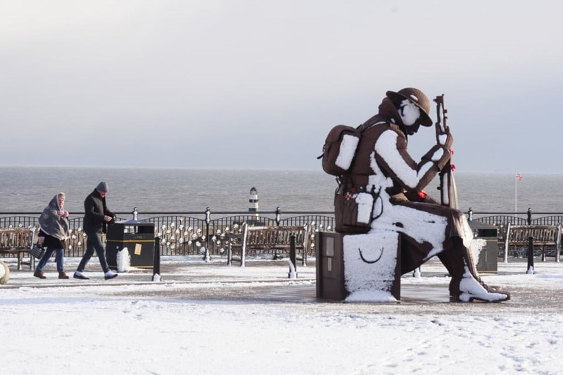 عبور مردم از کنار مجسمه پوشیده از برف در انگلستان