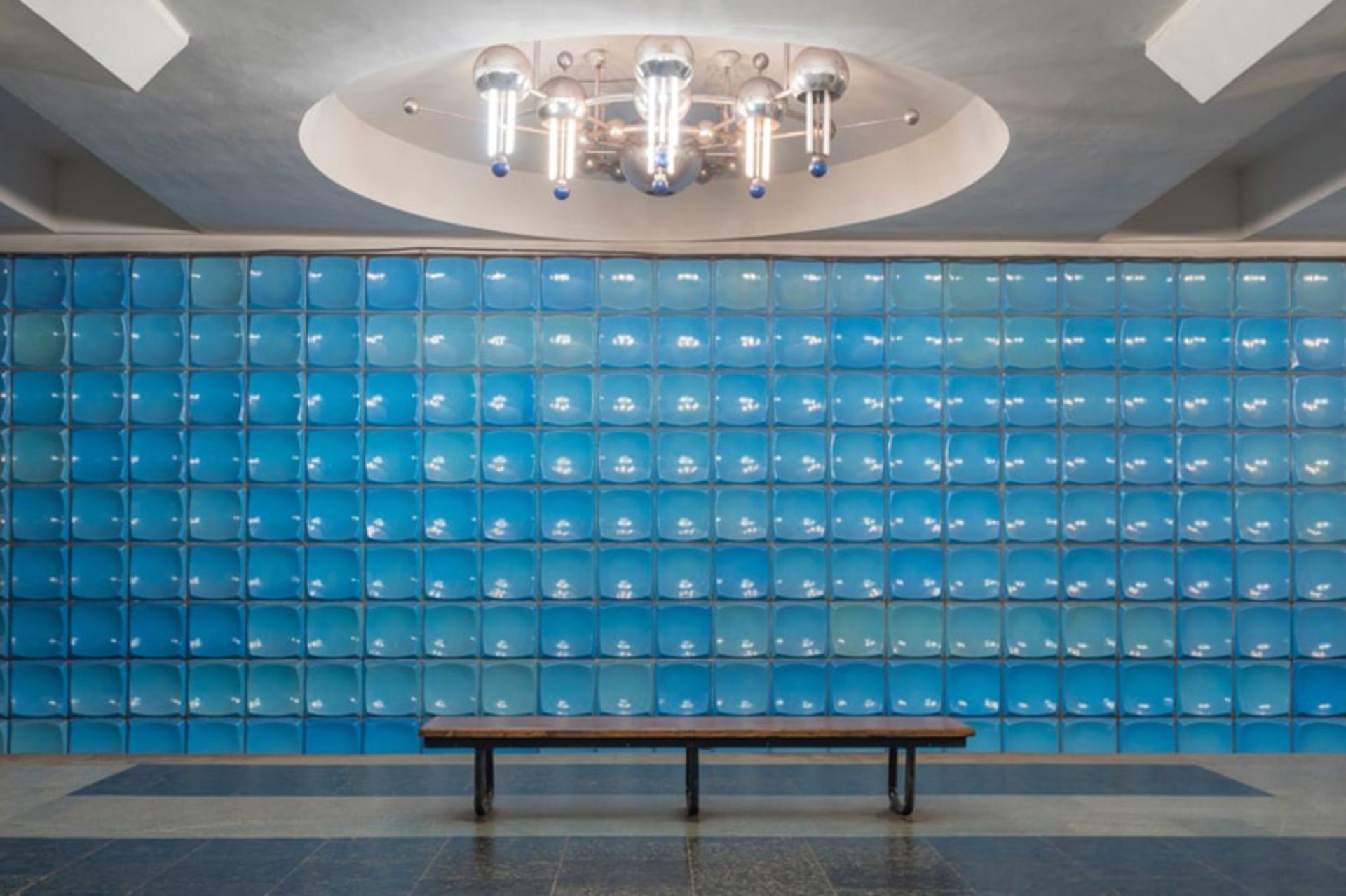 نیمکتی در متروی خارکیف