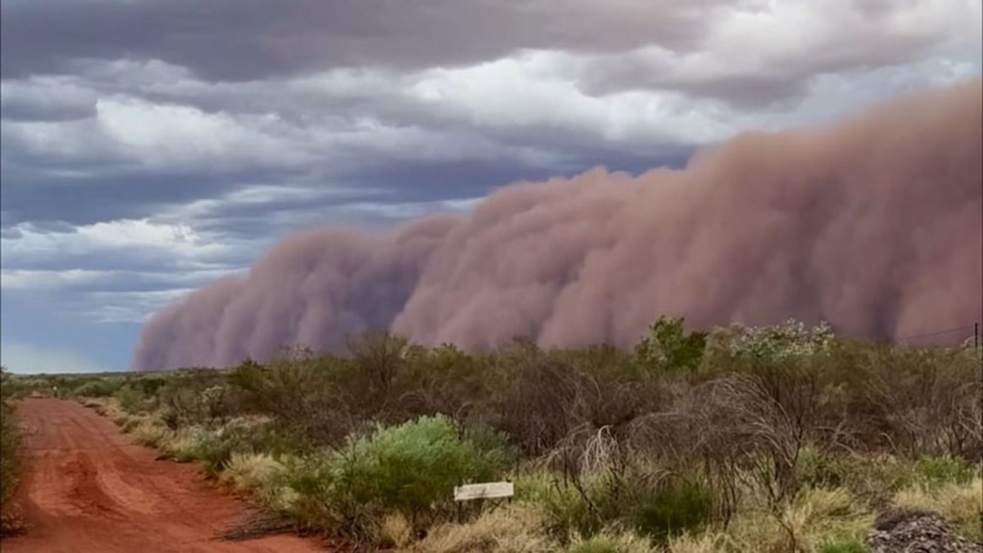 طوفان گرد و غبار در حال گذر از صحرای تانامی استرالیا