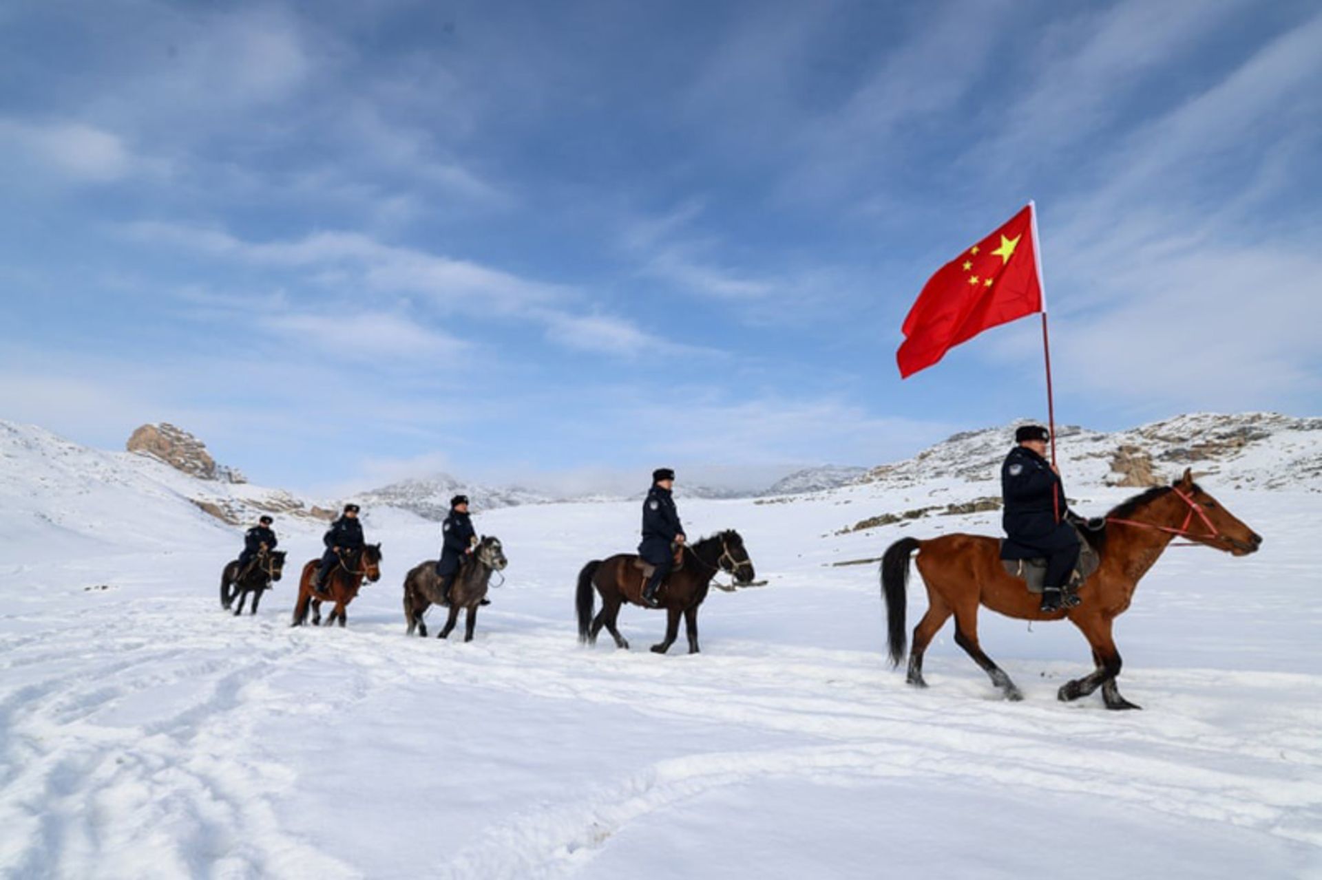 نیروهای پلیس در حال حرکت در میان برف سنگین در منطقه مرزی چین