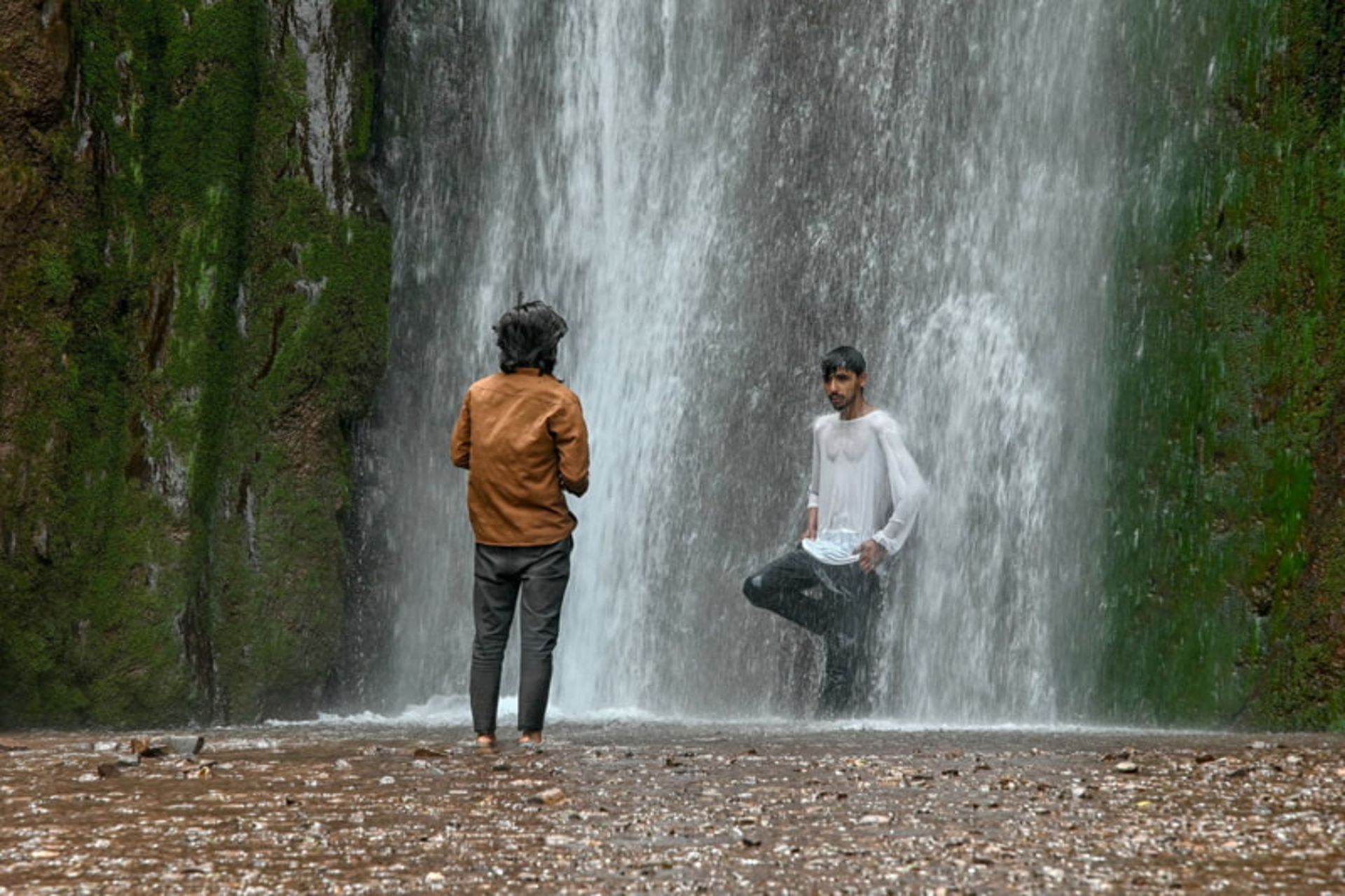 بازدید گردشگران از آبشار دانی (Dhanni waterfall) در کشمیر، هند