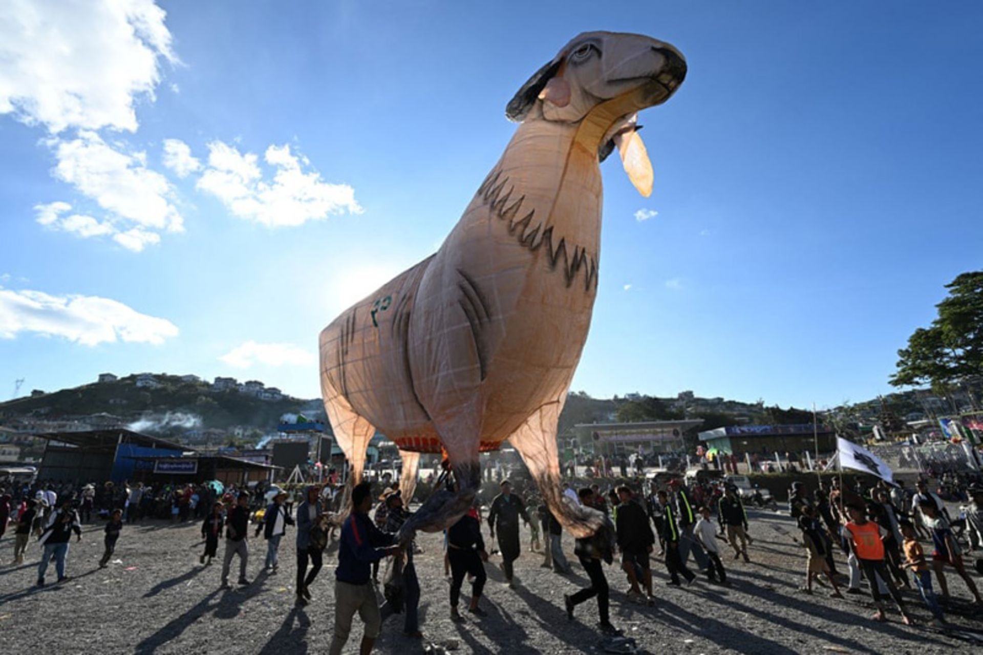 بالن هوای گرم به شکل گوسفند در جشنواره روشنایی‌ها در میانمار