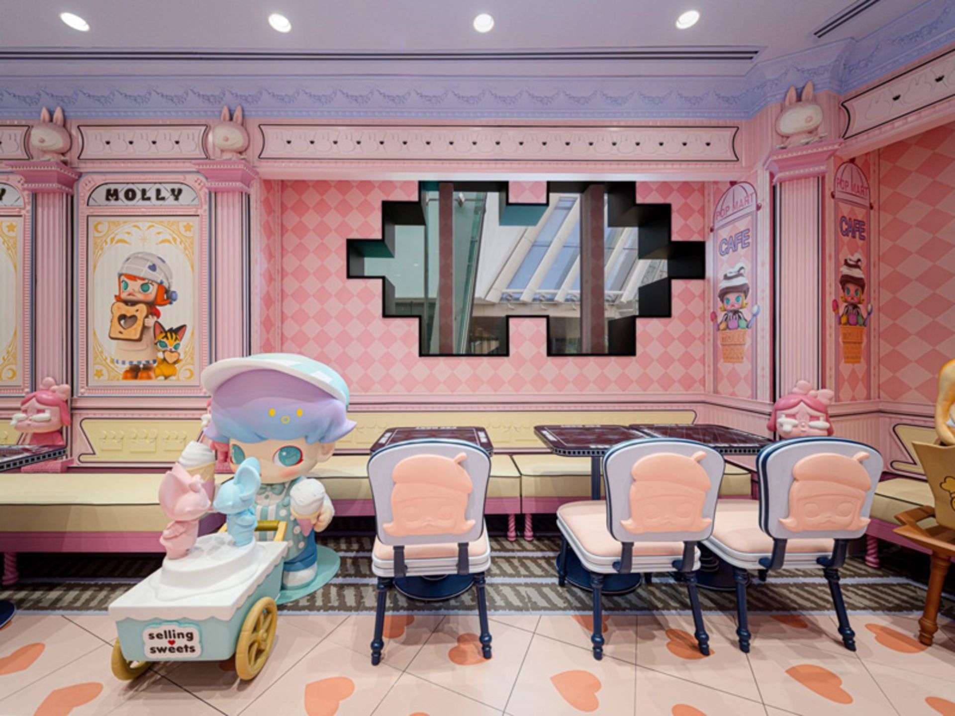 صندلی و دیوارهای صورتی در فروشگاه پاپ مارت