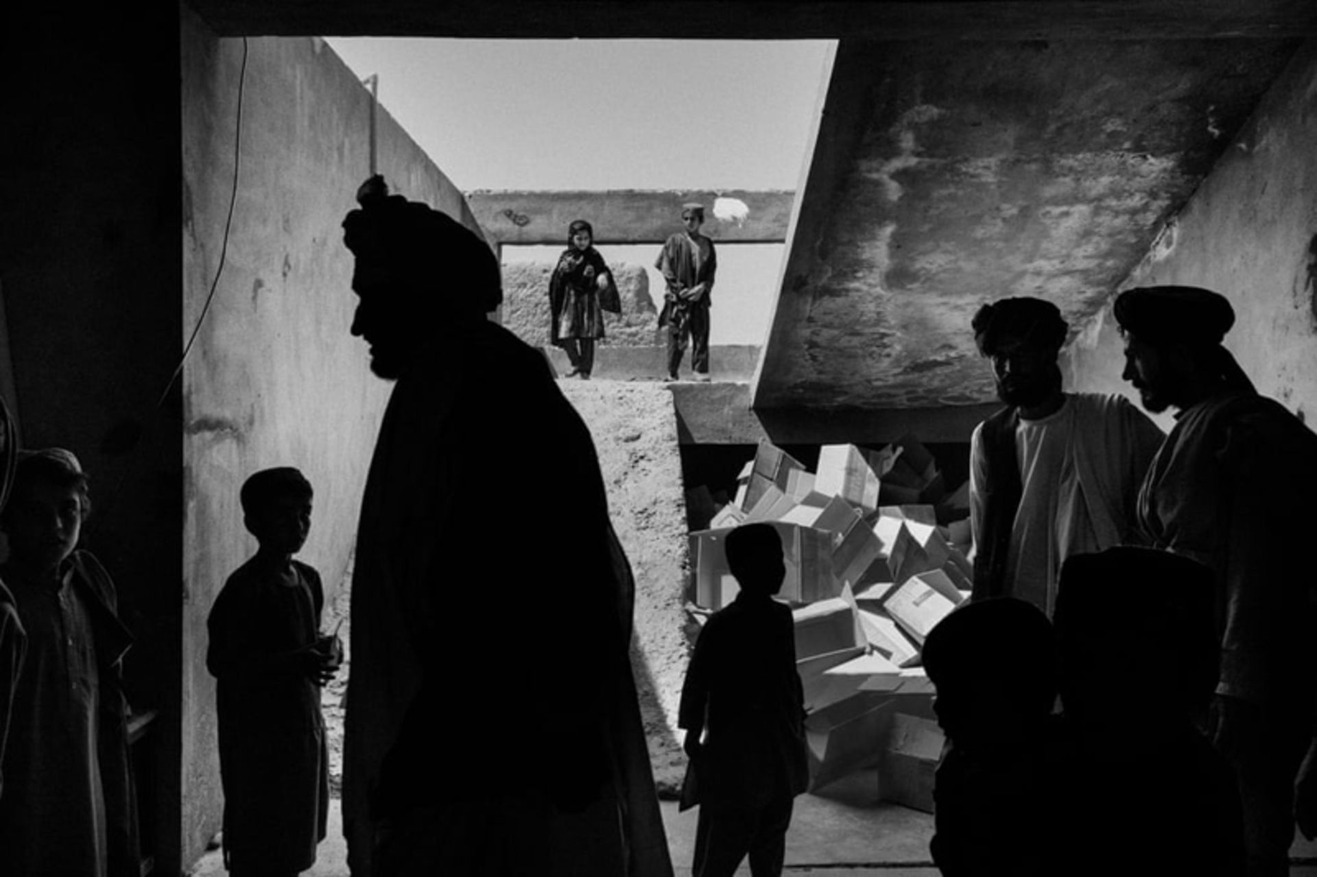 بیماران و اعضای خانواده‌ آن‌ها در ورودی کلینیک مخروبه