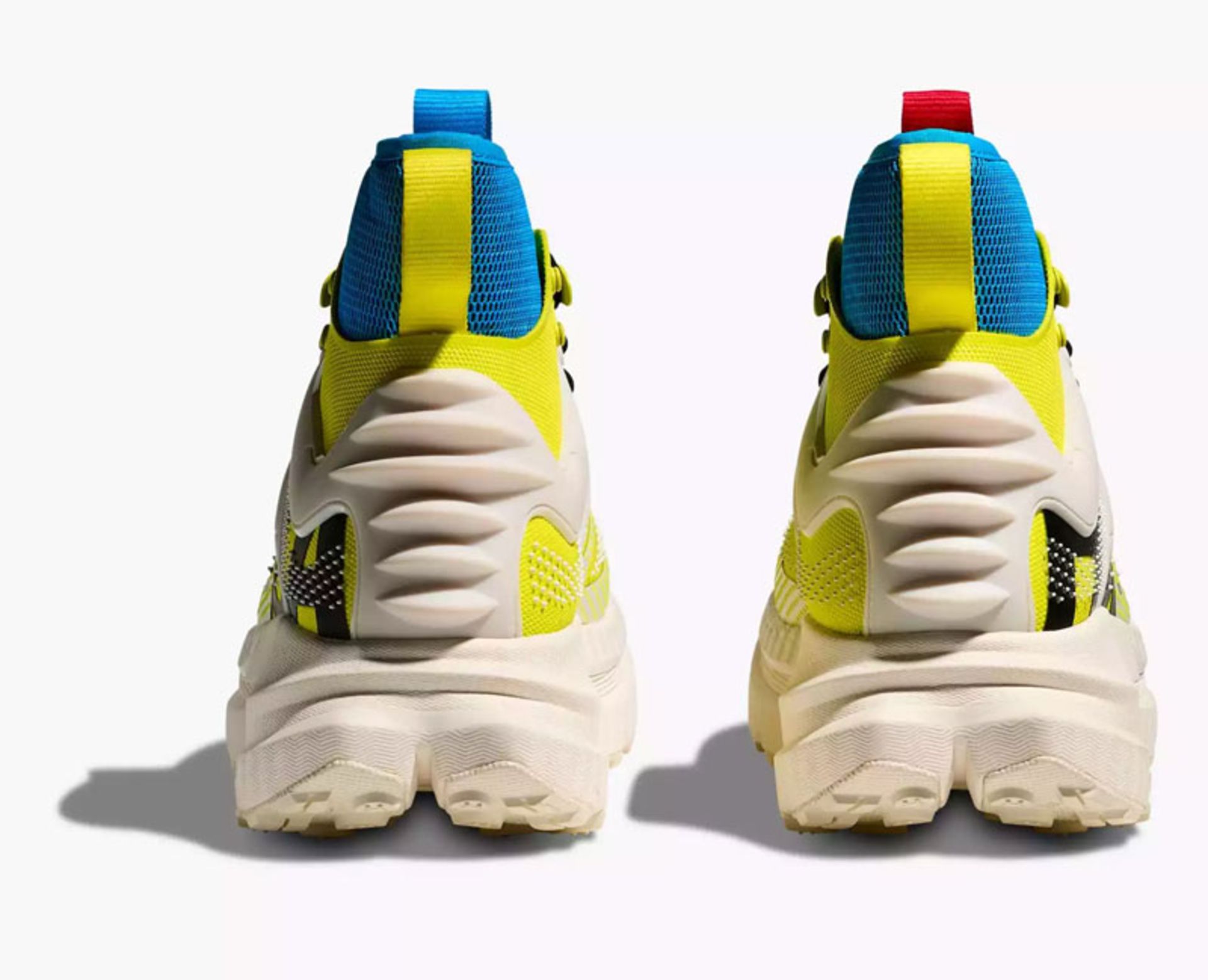 نمای نزدیک کفش مافات ایکس هایک