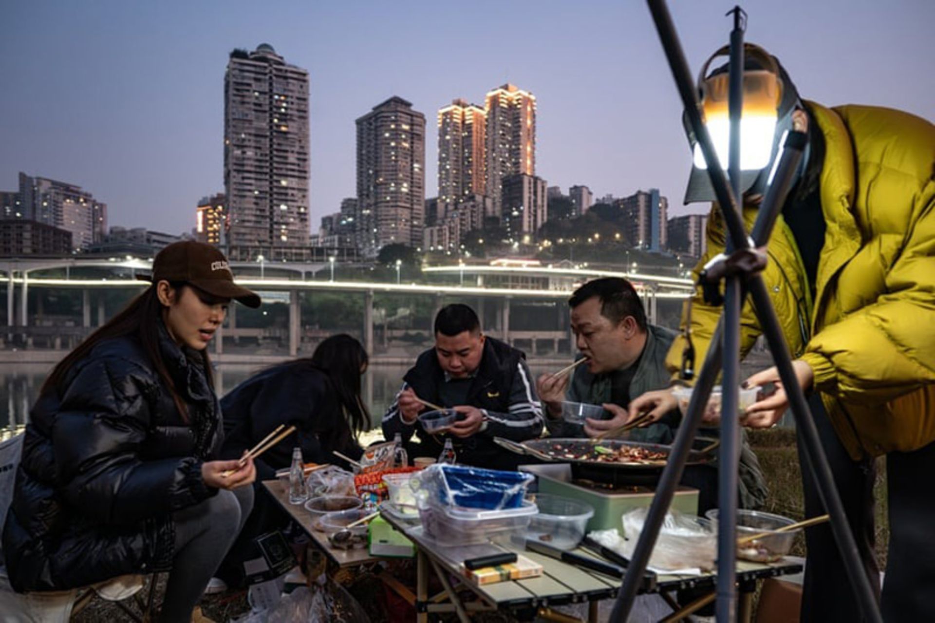  کباب خوردن گروهی در ساحل شرقی رودخانه جیالینگ چین