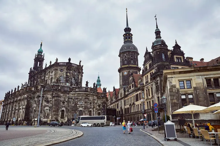 میدان تاریخی درمسدن (Dresden) با ساختمان‌های معماری باروک و کلیسا