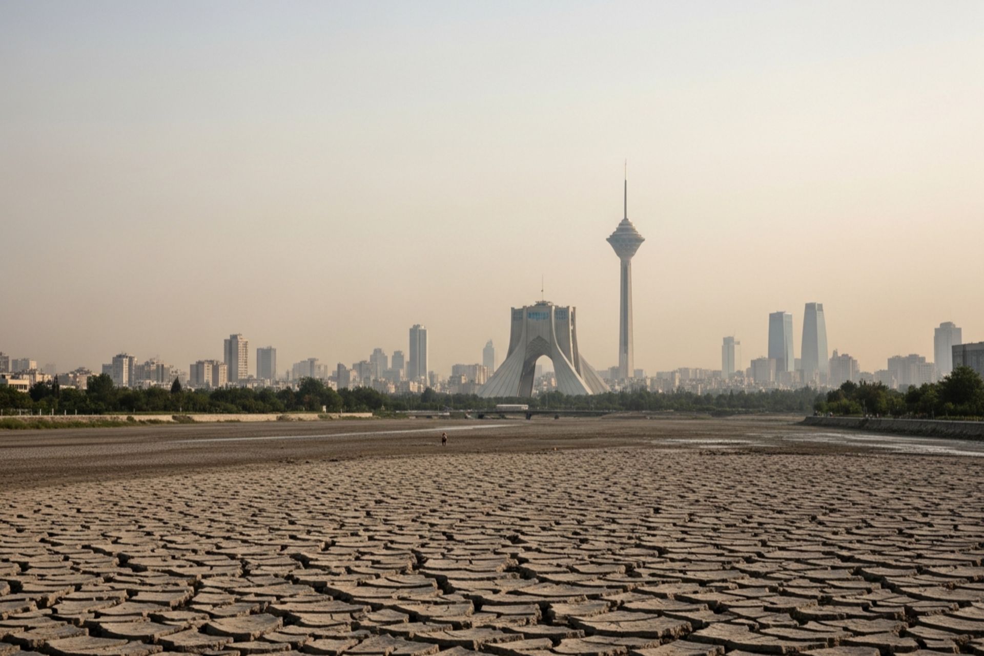 سد خشک و ترک خورده به دلیل خشکسالی