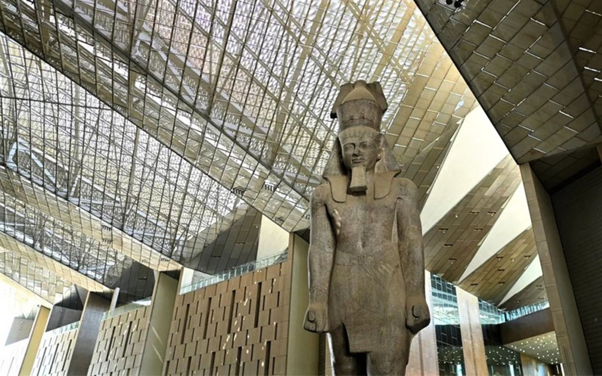 مجسمه فرعون در موزه بزرگ مصر