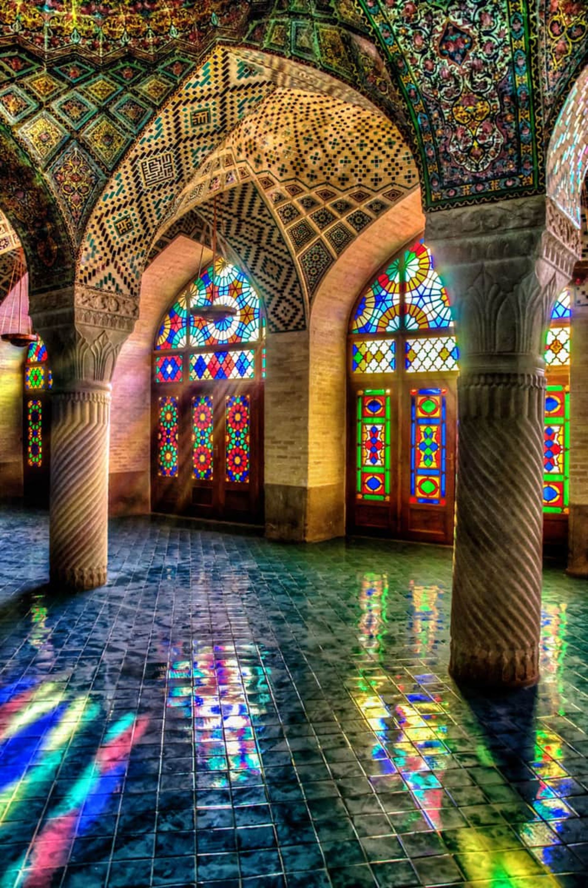 تصویری از داخل مسجد نصیرالملک شیراز با نورهای رنگی
