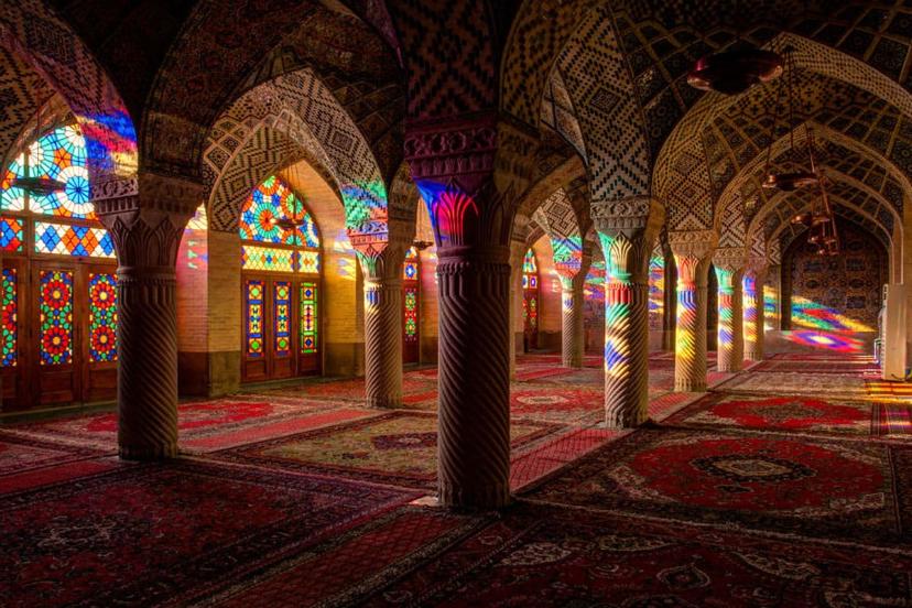 فضای داخلی مسجد نصیرالملک شیراز با درخشش نور شیشه های رنگی پنجره