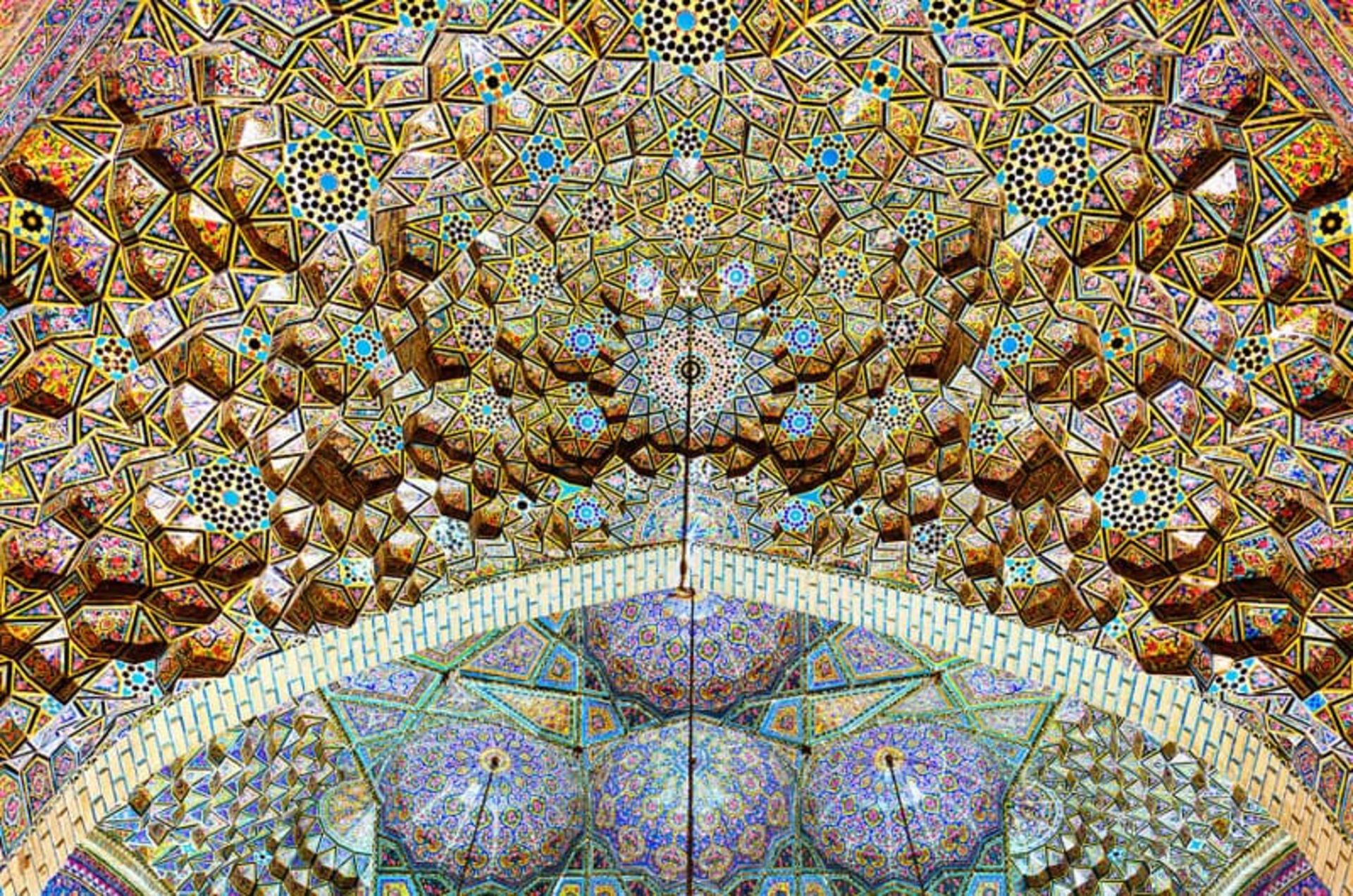 کاشیکاری رنگارنگ سقف مسجد نصیرالملک