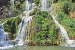 صخره های سبز و جریان آب آبشار نیاسر