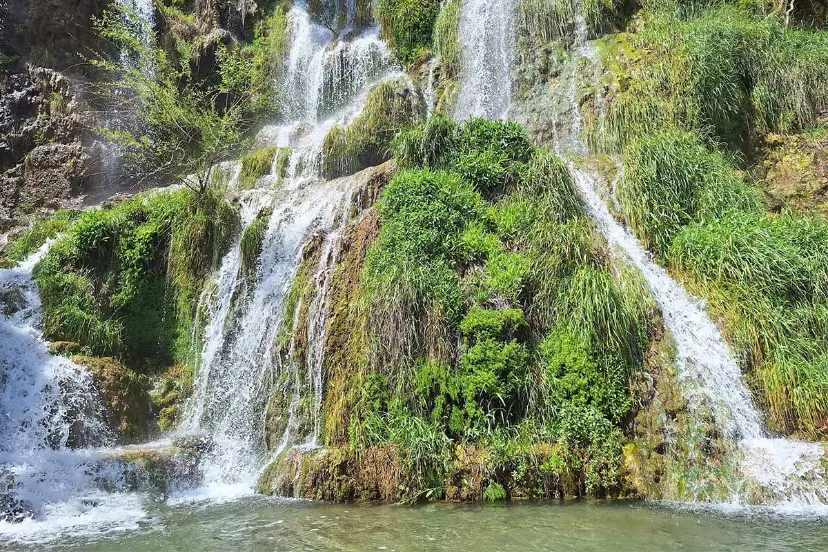 صخره های سبز و جریان آب آبشار نیاسر