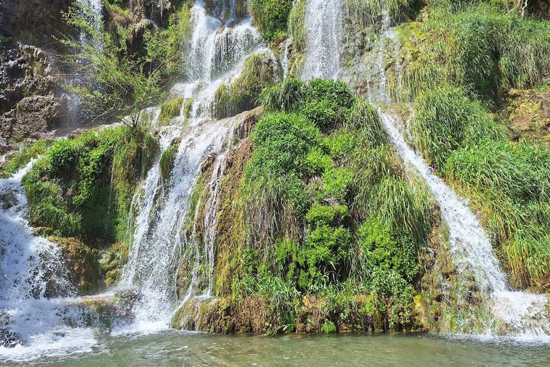 صخره های سبز و جریان آب آبشار نیاسر