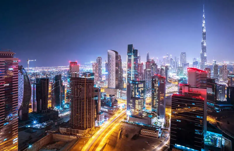 آسمان‌خط شبانه شهر دبی (Dubai) با برج خلیفه در پس‌زمینه