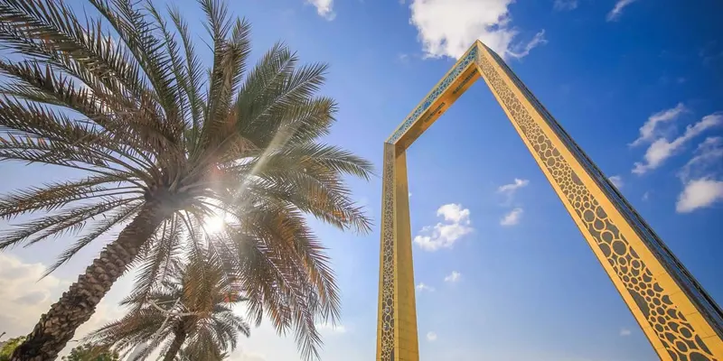سازه طلایی قاب دبی در کنار درخت نخل