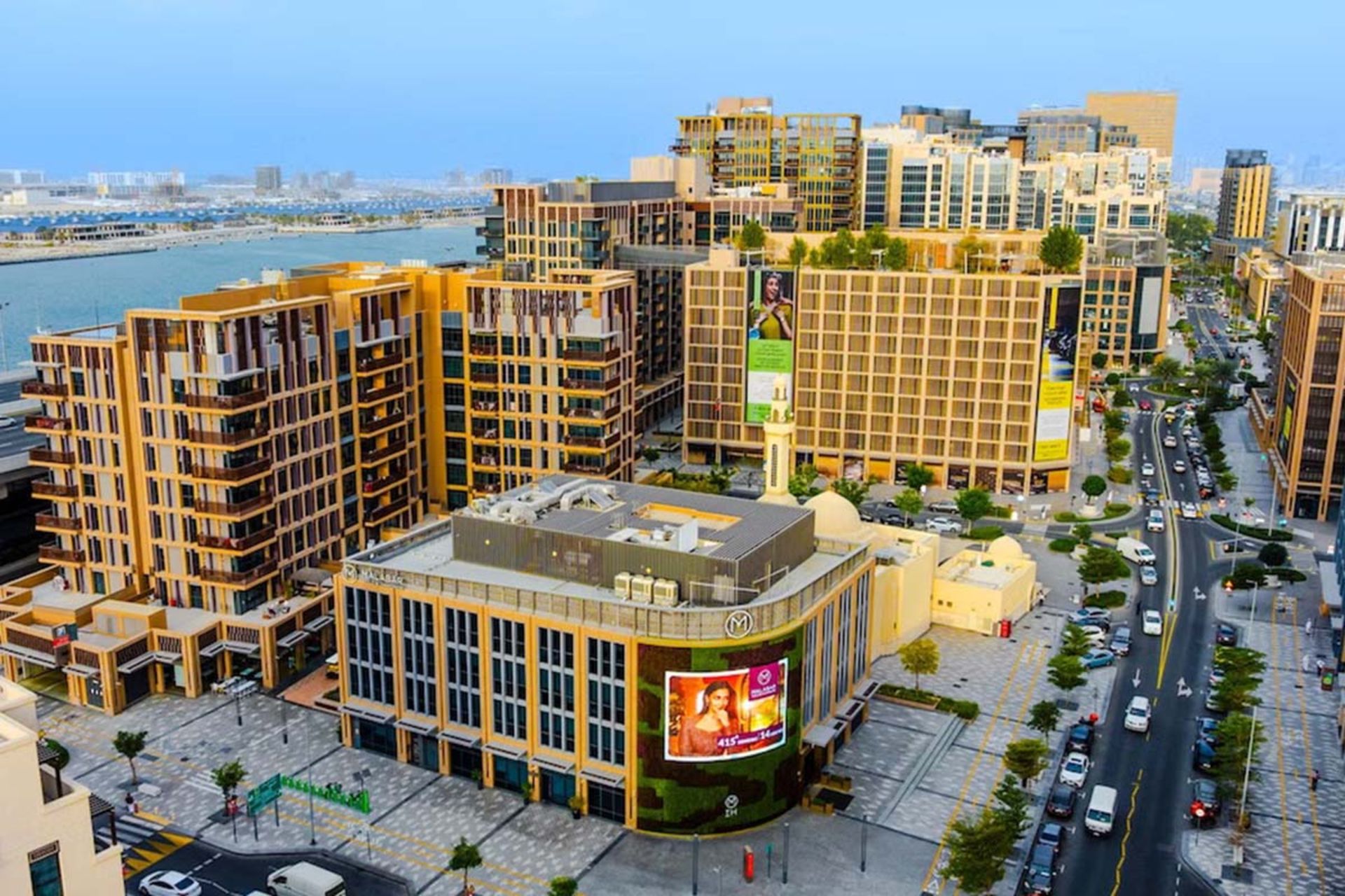 نمای هوایی از «منطقه طلای دبی» در دیره شامل ساختمان‌های مدرن چندطبقه