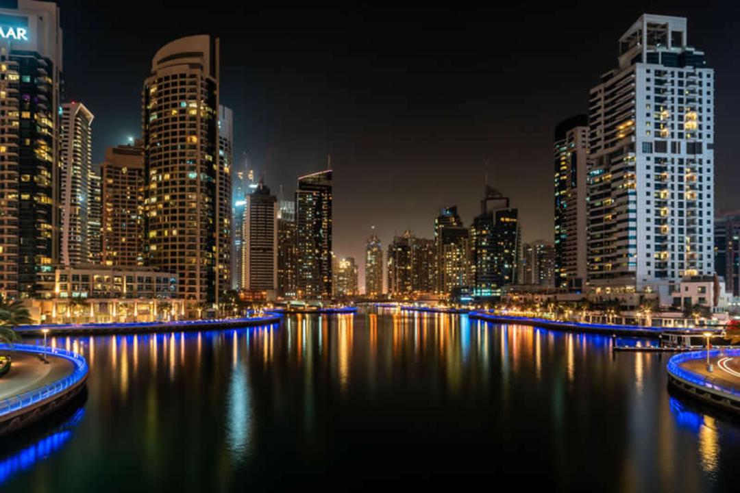 ساختمان‌های بلند و پرنور در منطقه دبی مارینا (Dubai Marina) در شب