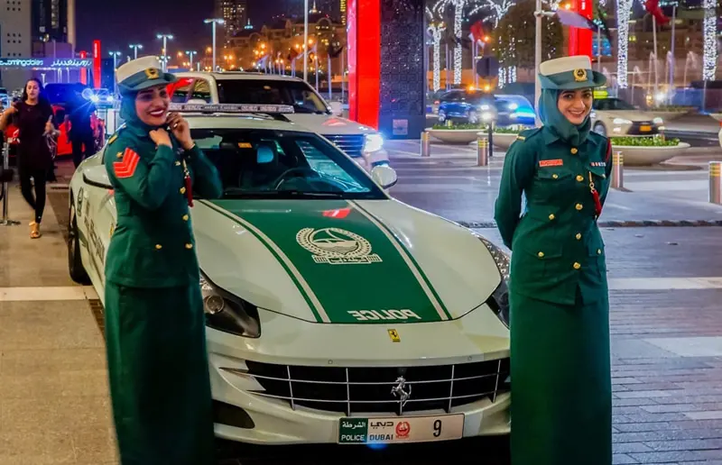 پلیس زن با یونیفرم سبز در دبی